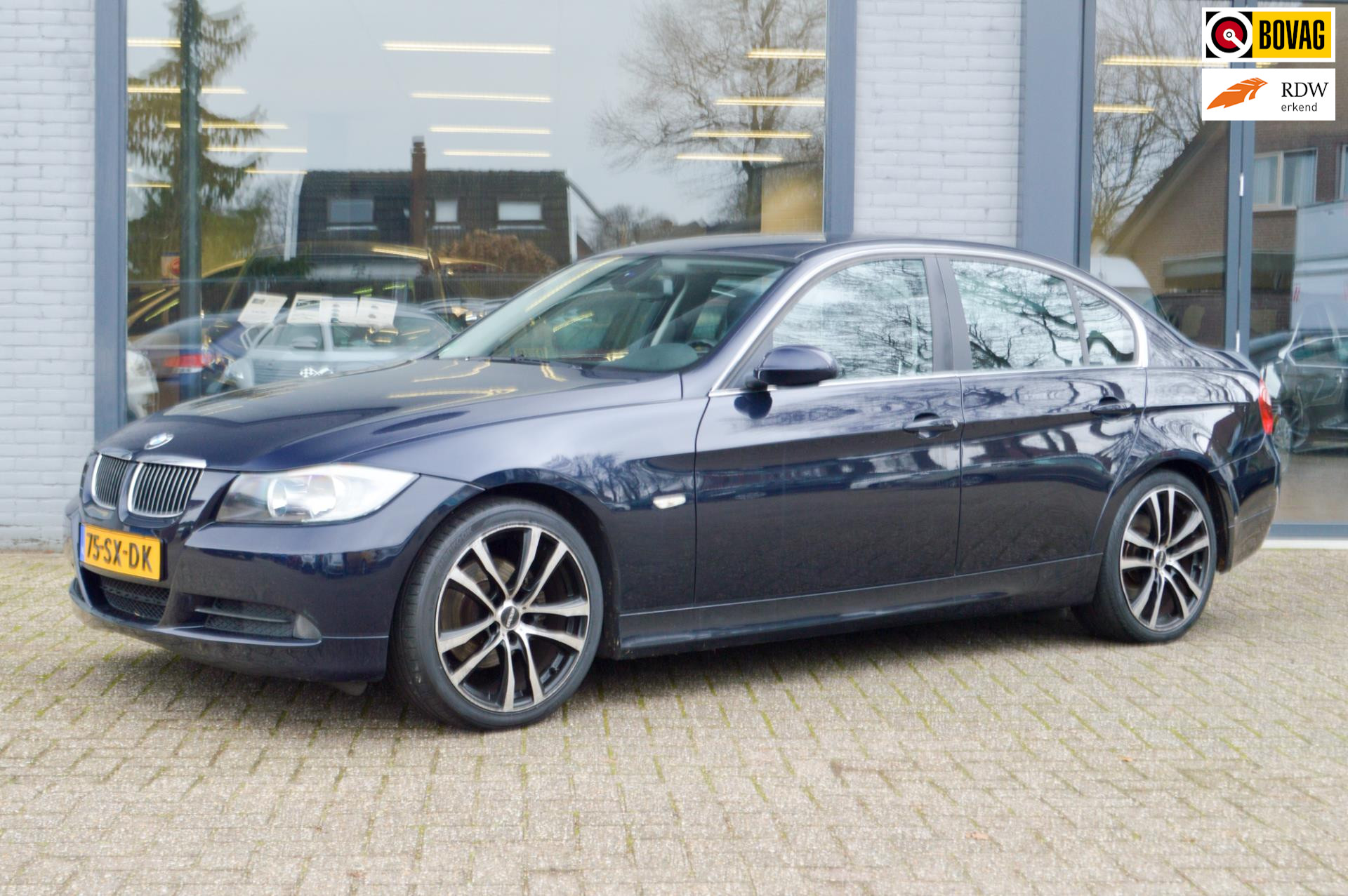 BMW 3-serie 325i High Executive | Clima | Cruise | Leder | Lm-velgen 18" bij viaBOVAG.nl