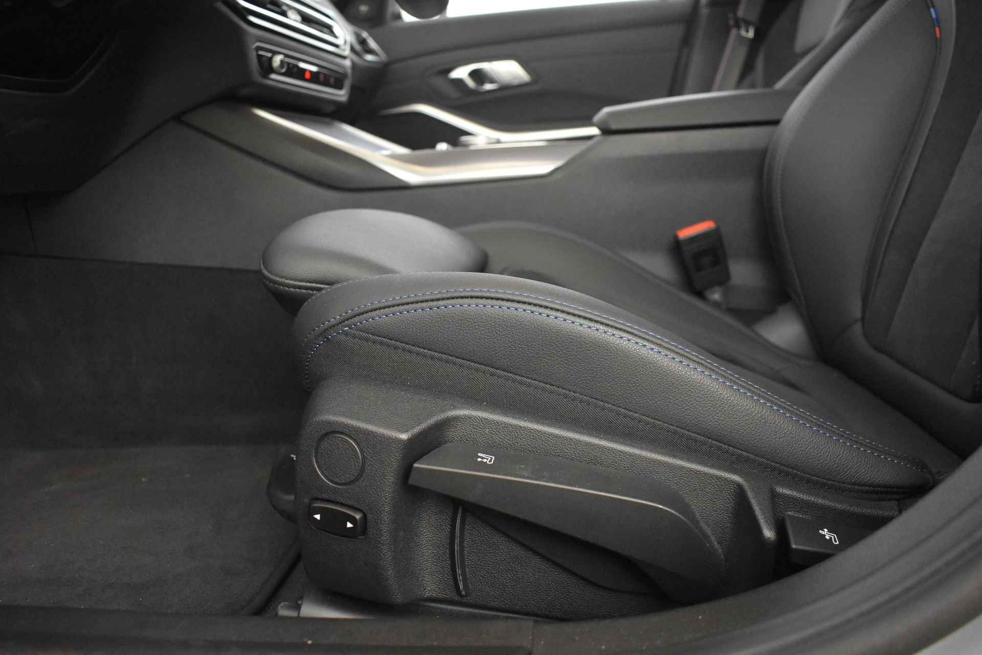 BMW 3 Serie Touring 330i High Executive M Sport Automaat / Panoramadak / Adaptieve LED / Sportstoelen / Active Cruise Control / M-Performance Live Cockpit Professional / Harman Kardon - 9/58