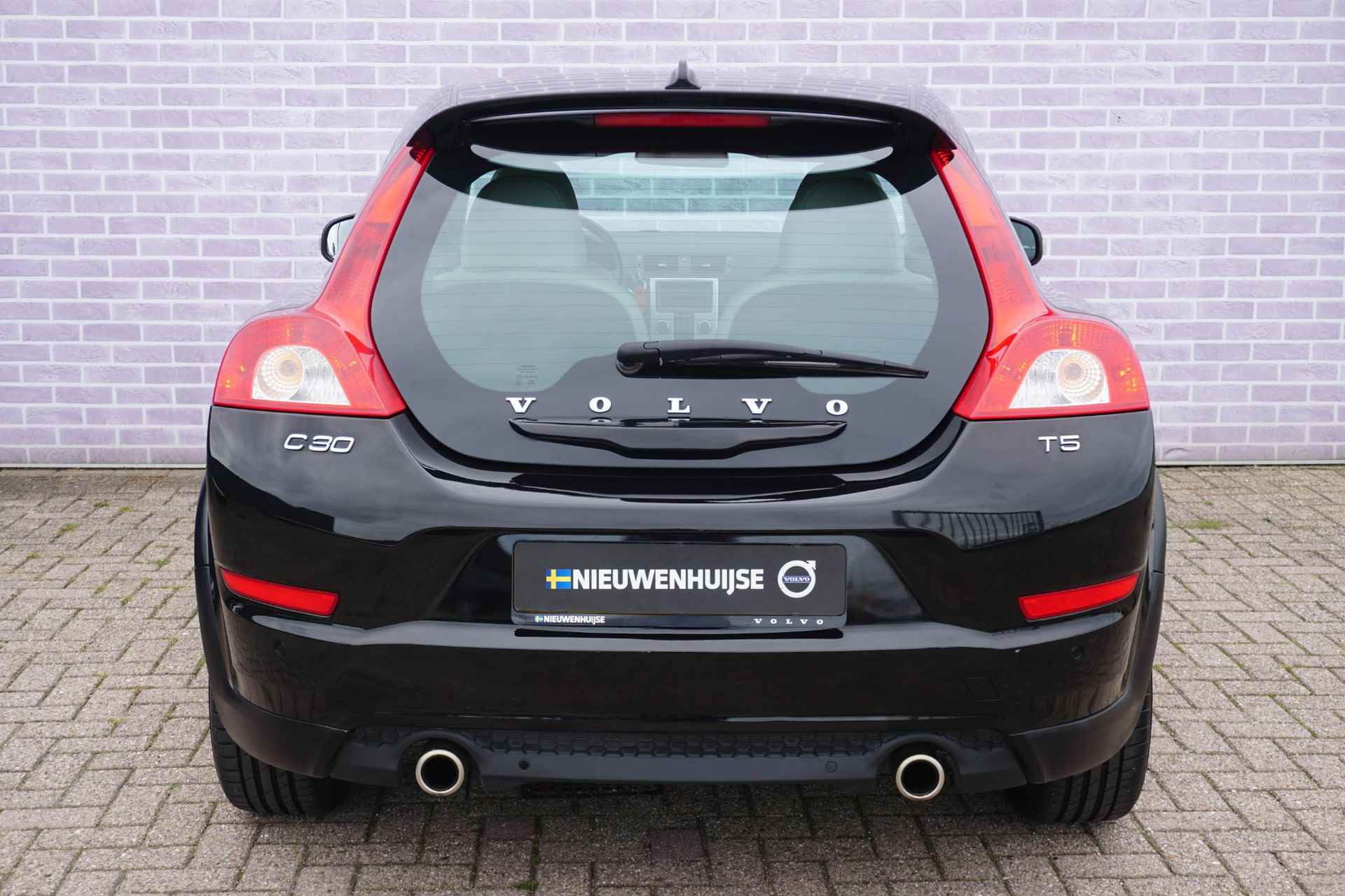 Volvo C30 2.5 T5 Summum | 5 CILINDER! | Cruise control | High Performance Audio | 17" lm velgen | Leder | Spoiler | Parkeersensoren | Climate control | Bluetooth | Actieve bocht verlichting | - 20/25