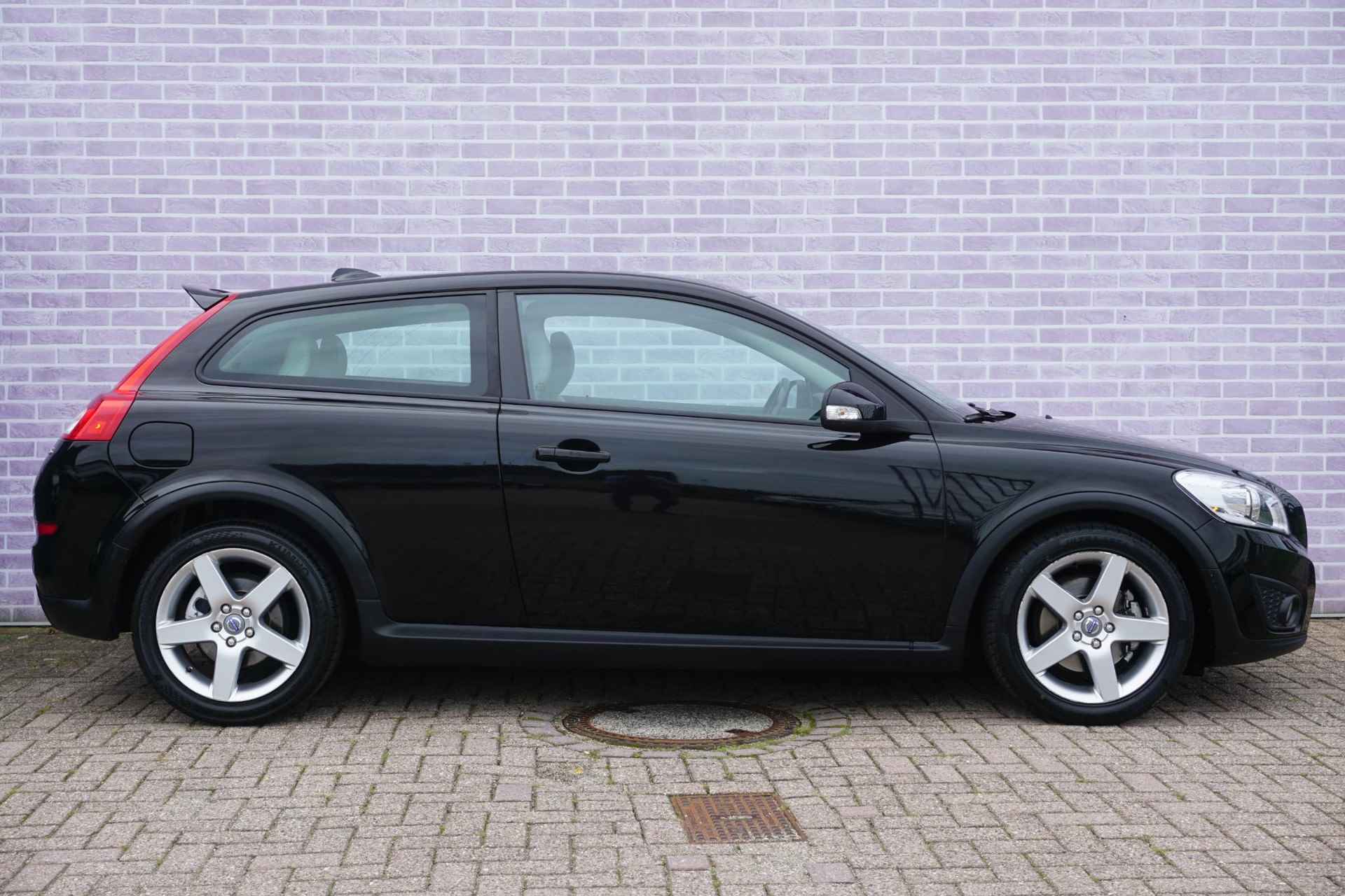 Volvo C30 2.5 T5 Summum | 5 CILINDER! | Cruise control | High Performance Audio | 17" lm velgen | Leder | Spoiler | Parkeersensoren | Climate control | Bluetooth | Actieve bocht verlichting | - 25/25