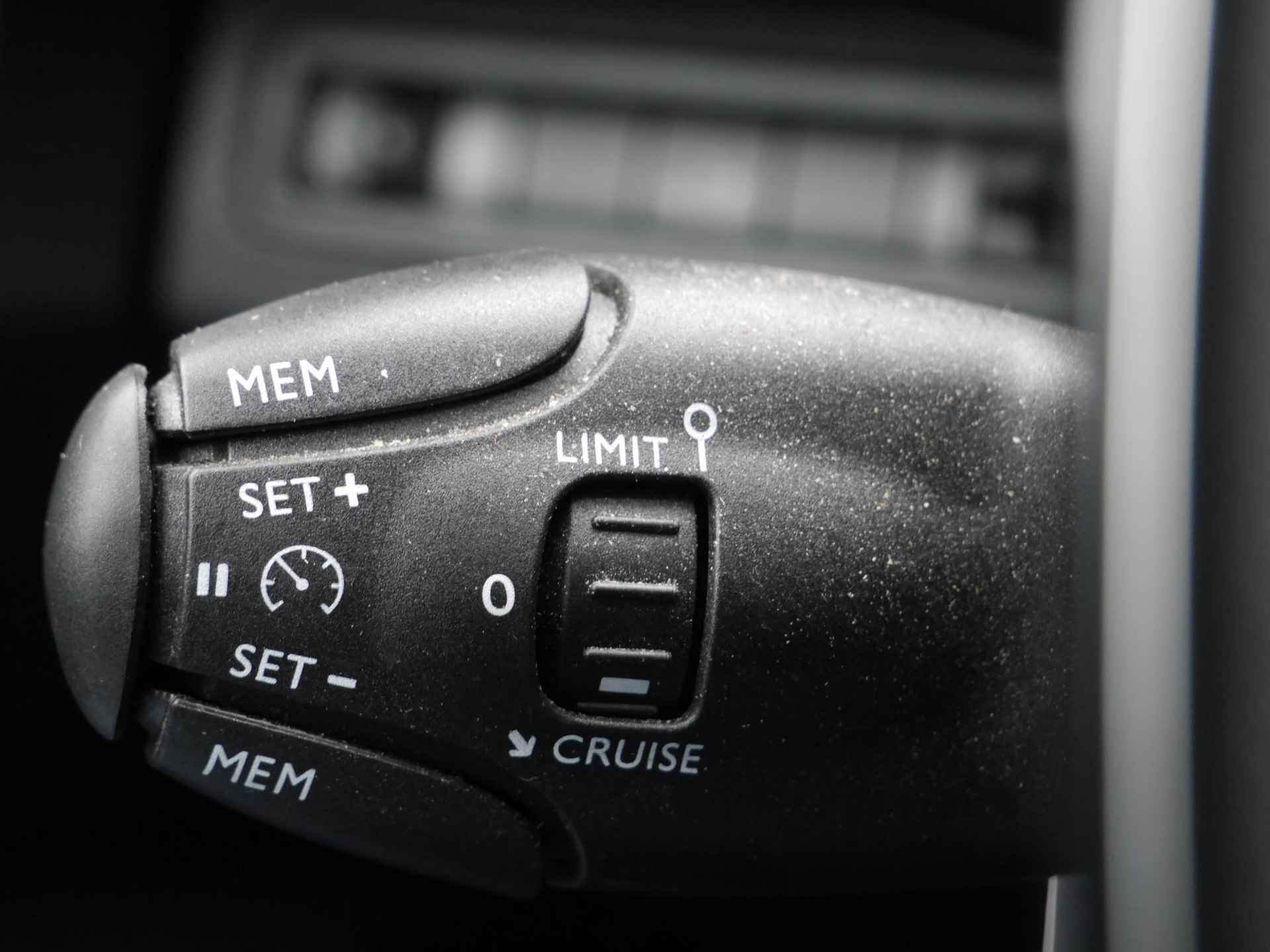 Peugeot 3008 1.5 BlueHDi Blue Lease Premium Handgeschakeld | LMV | 1500KG Trekgewicht | Camera | Achterklep Elektrisch | Stoelverwarming Voor | Cruise Control | Draadloos Opladen | Navigatie | Start Stop - 18/48