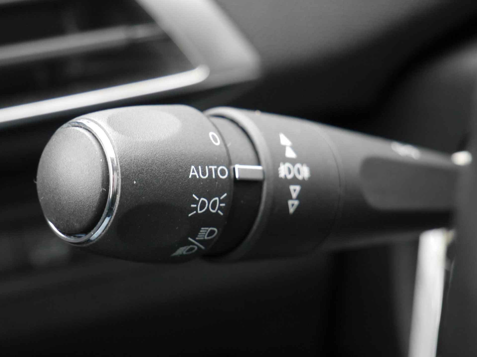 Peugeot 3008 1.5 BlueHDi Blue Lease Premium Handgeschakeld | LMV | 1500KG Trekgewicht | Camera | Achterklep Elektrisch | Stoelverwarming Voor | Cruise Control | Draadloos Opladen | Navigatie | Start Stop - 20/48