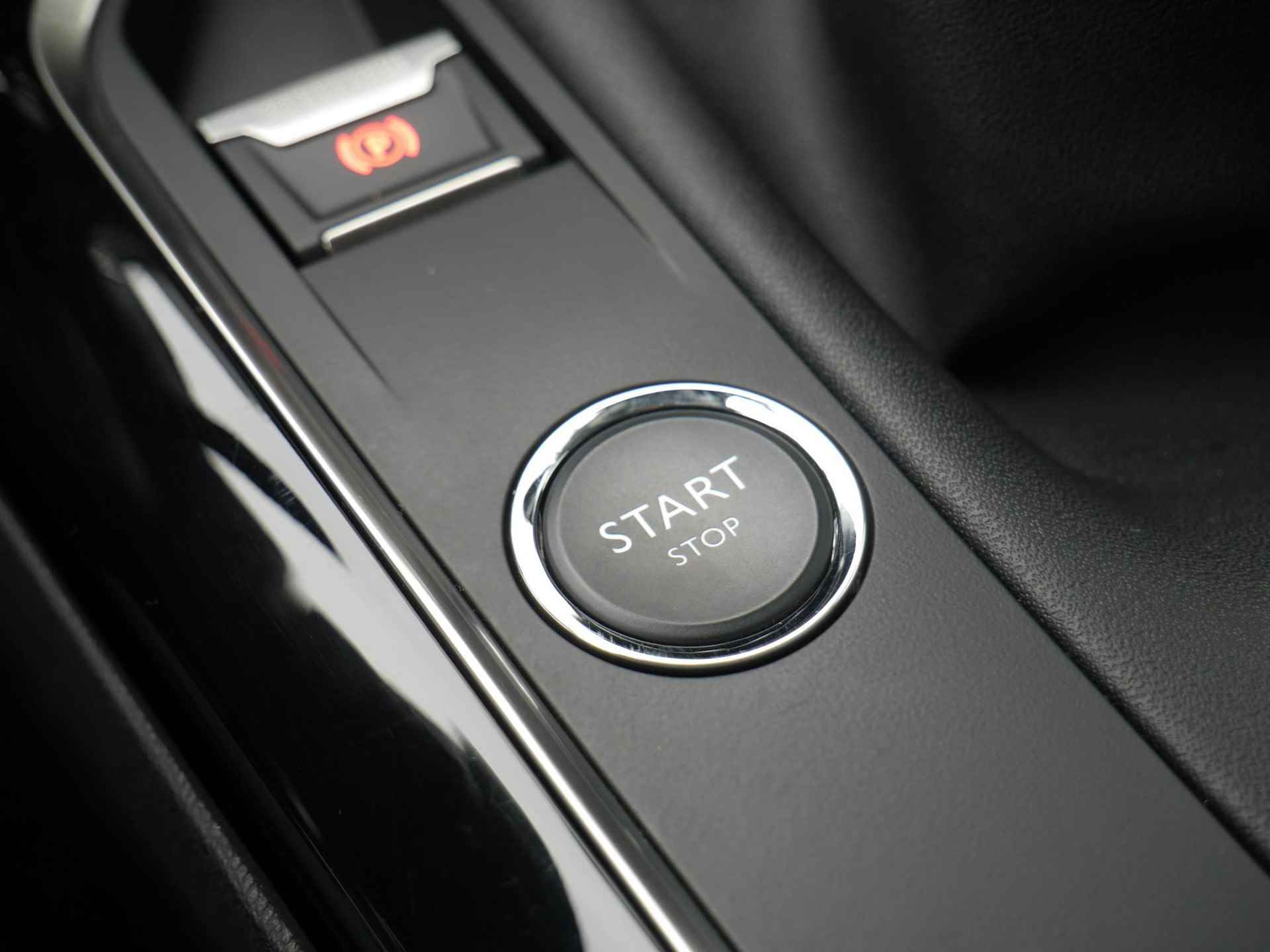 Peugeot 3008 1.5 BlueHDi Blue Lease Premium Handgeschakeld | LMV | 1500KG Trekgewicht | Camera | Achterklep Elektrisch | Stoelverwarming Voor | Cruise Control | Draadloos Opladen | Navigatie | Start Stop - 23/48