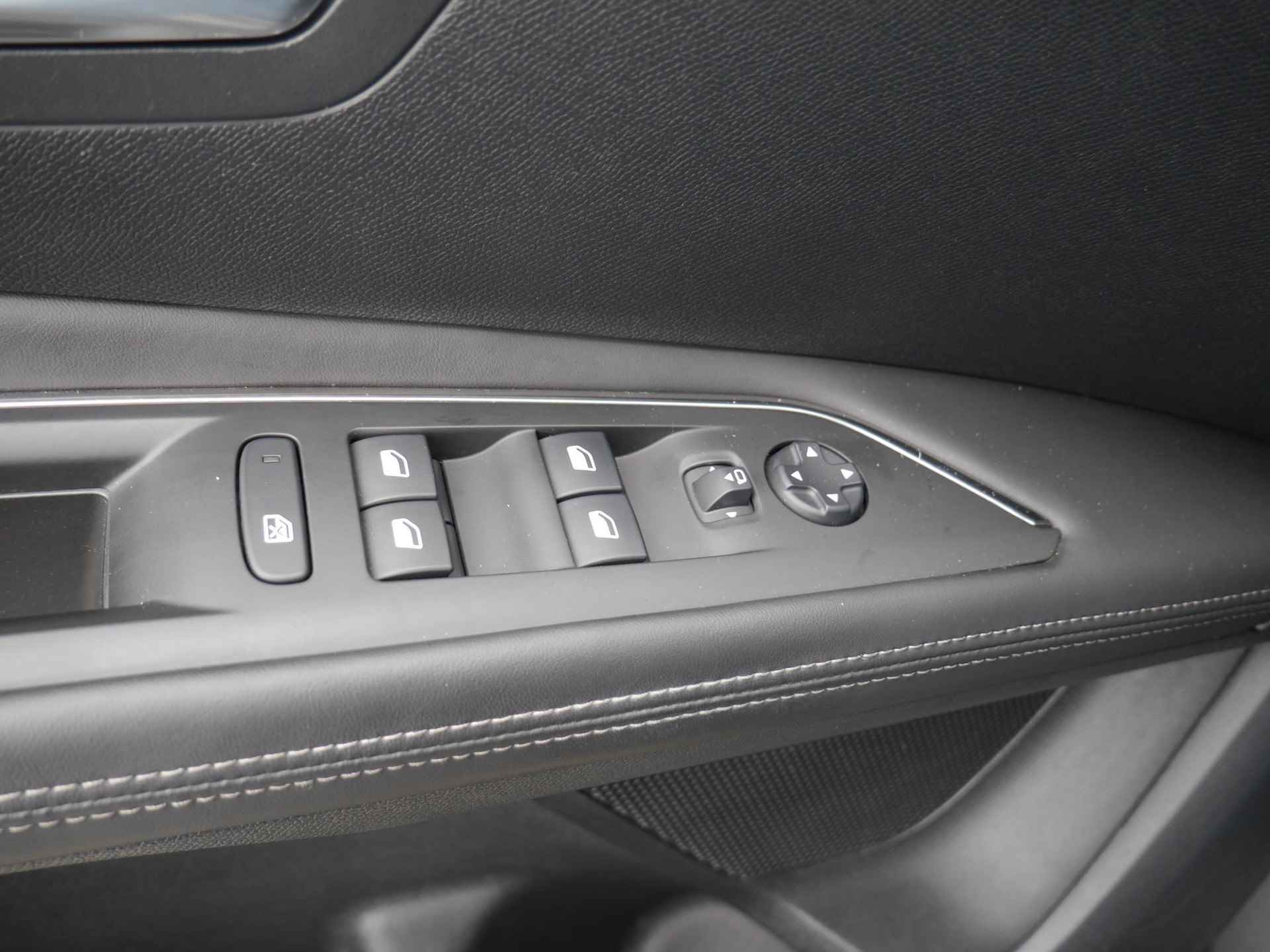 Peugeot 3008 1.5 BlueHDi Blue Lease Premium Handgeschakeld | LMV | 1500KG Trekgewicht | Camera | Achterklep Elektrisch | Stoelverwarming Voor | Cruise Control | Draadloos Opladen | Navigatie | Start Stop - 34/48