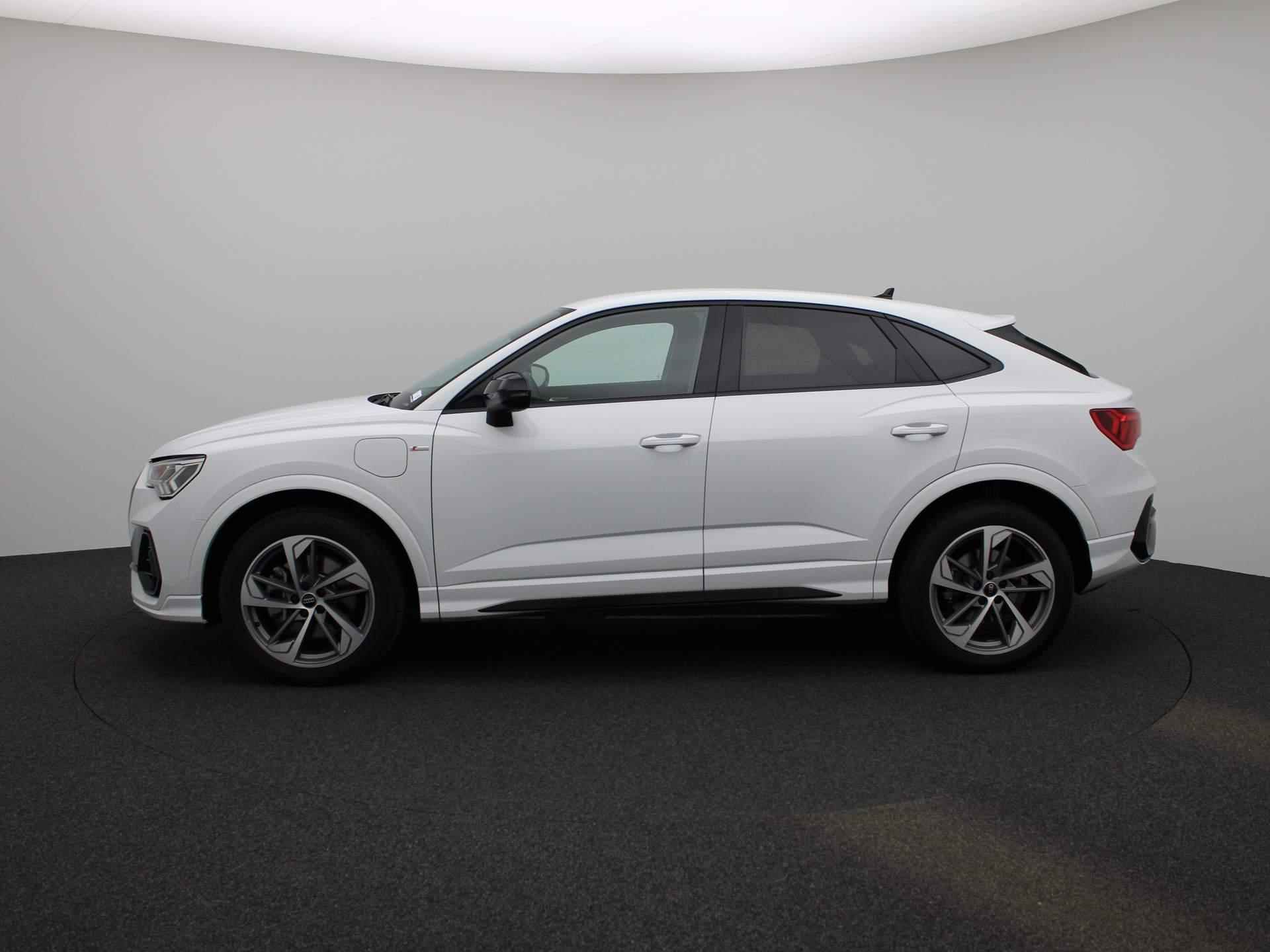 Audi Q3 Sportback 45 TFSI e S Edition | S-line | Automaat | Navigatie | Adaptive Cruise Control | Climate Control | Stoelverwarming | Virtual Cockpit | LED | Lichtmetalen velgen | Privacy glass | - 4/52