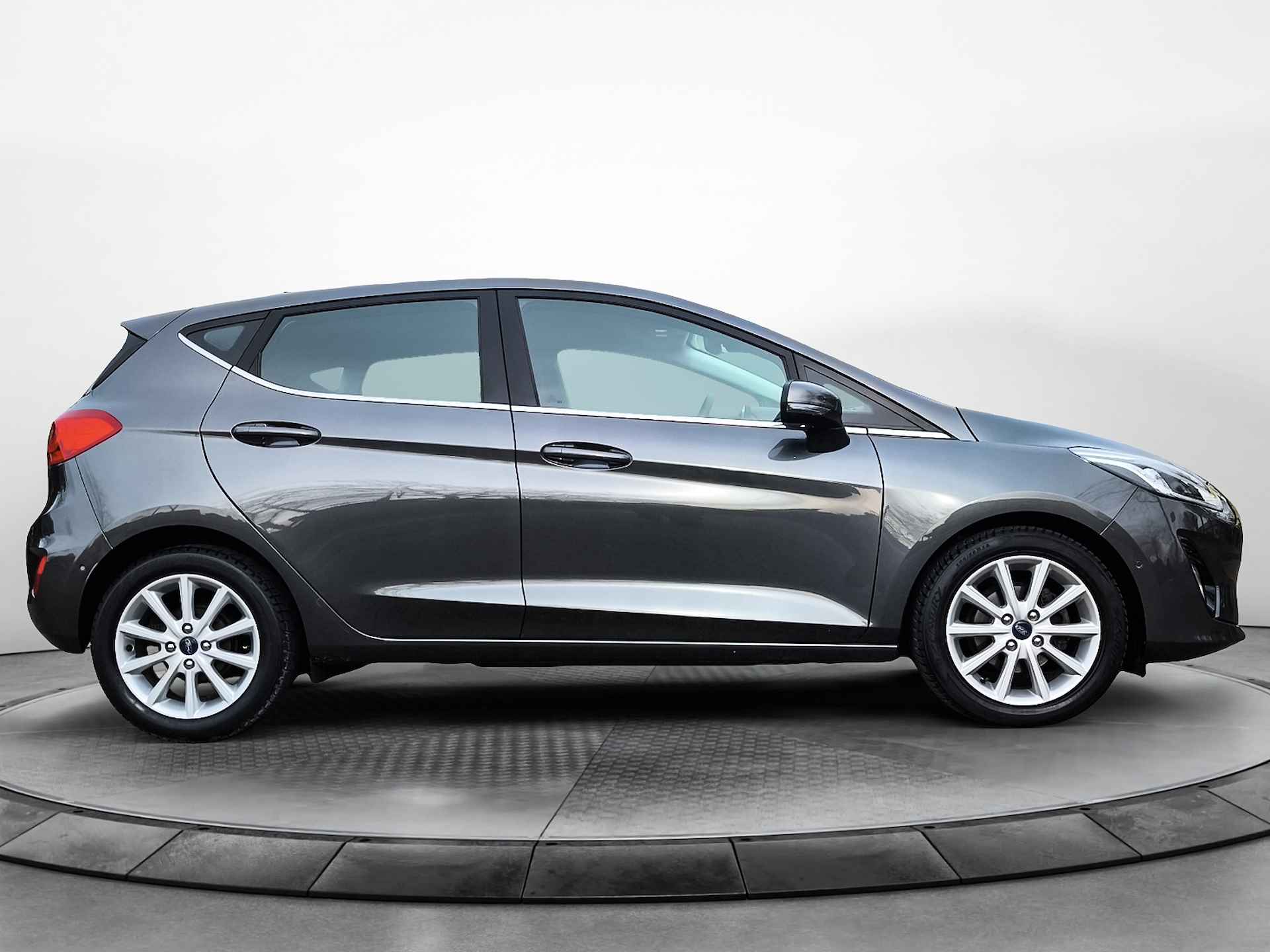 Ford Fiesta 1.0 EcoBoost Titanium (100 PK) 1e-Eig. Ford-Dealer-Onderh. BOVAG-Garantie. Navigatie/Apple-Carplay/Android-Auto, Adaptive-Cruisecontrol, Parkeersensoren-V+A. Achteruitrijcamera, Stoelverwarming, Sportstoelen, Lm-Velgen-16I Privacy-Glas - 4/43