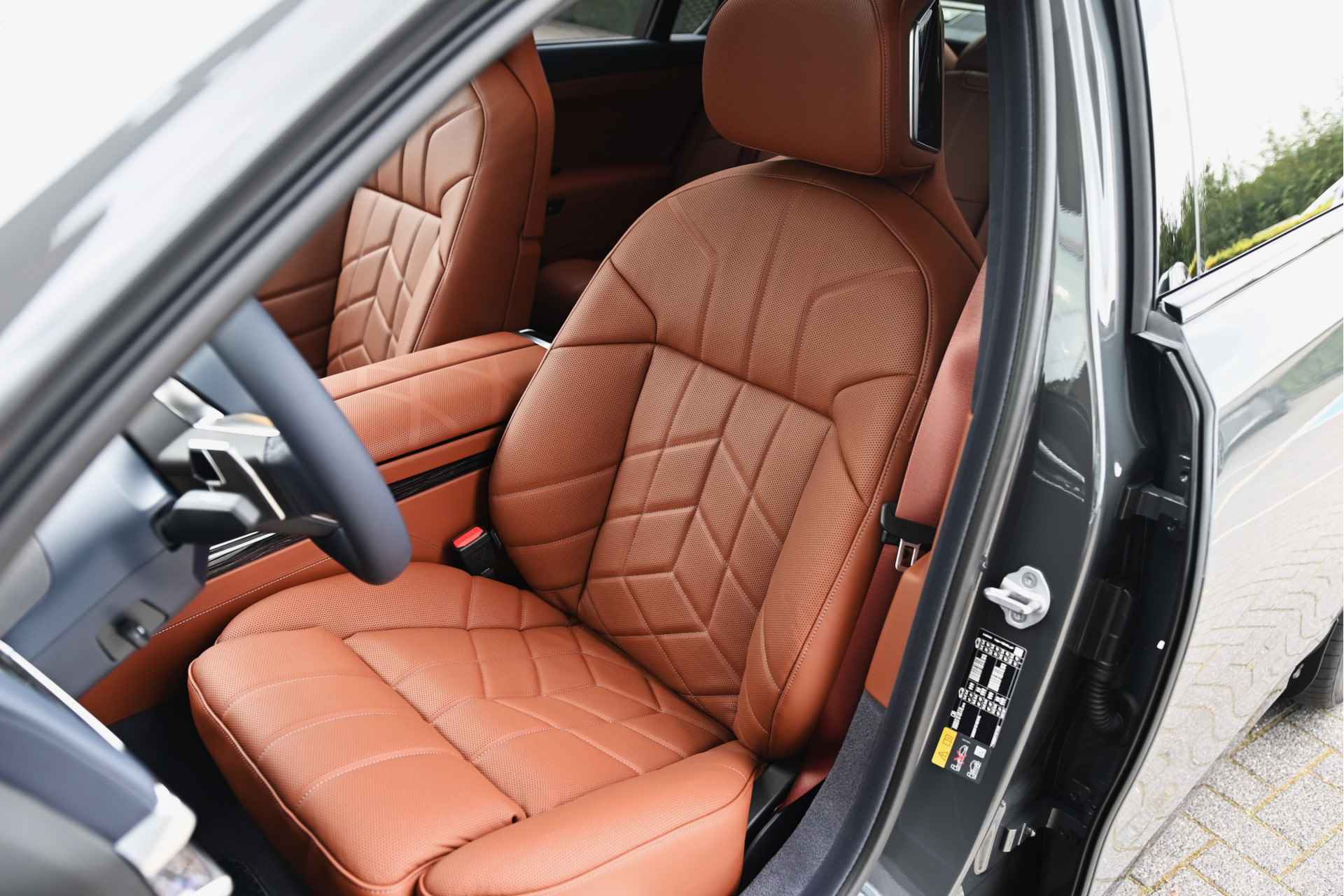 BMW i7 xDrive60 High Executive M Sport 106 kWh / Panoramadak Sky Lounge / Trekhaak / Massagefunctie voor + achter / Parking Assistant Professional / Bowers & Wilkins / Active Steering - 4/38