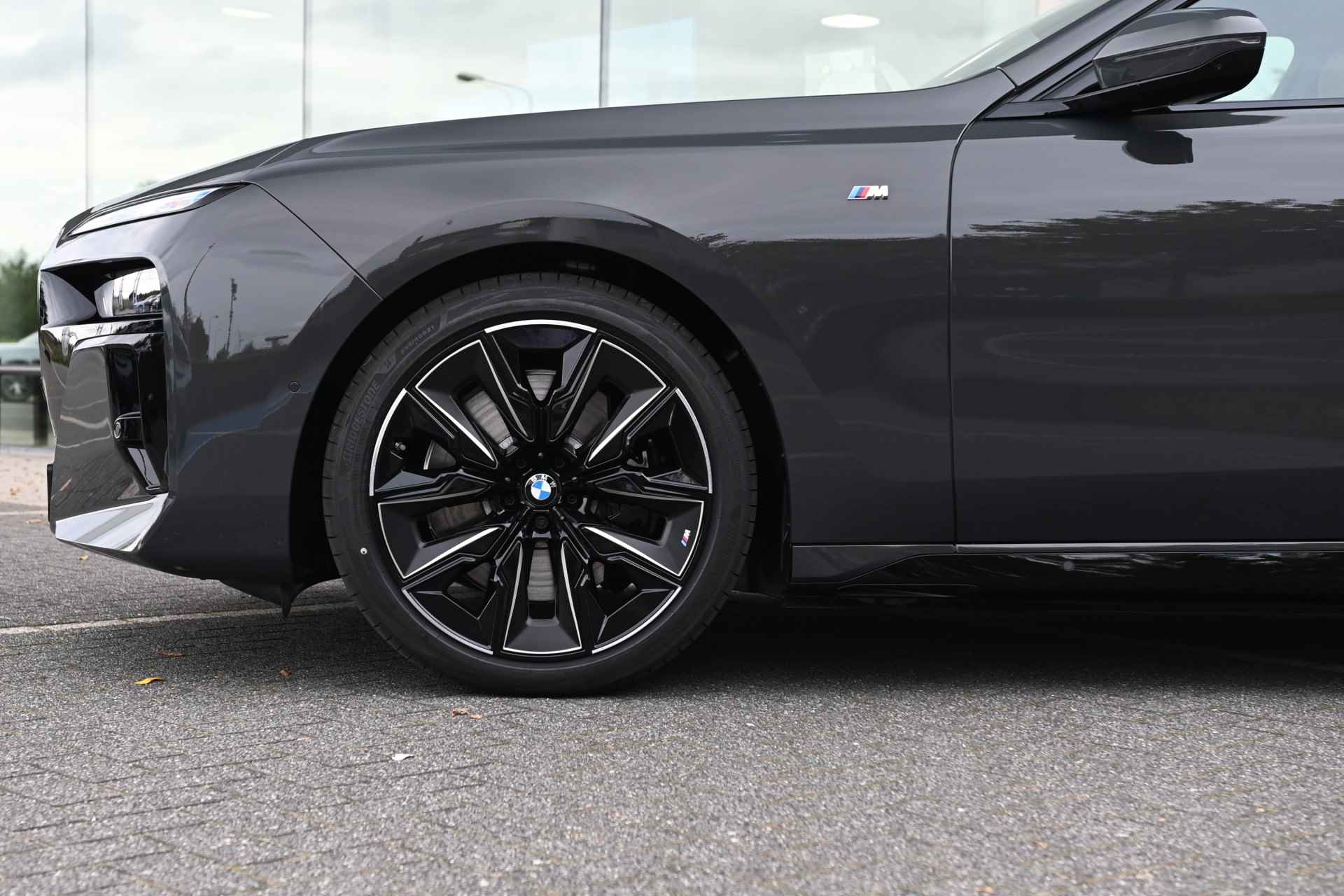 BMW i7 xDrive60 High Executive M Sport 106 kWh / Panoramadak Sky Lounge / Trekhaak / Massagefunctie voor + achter / Parking Assistant Professional / Bowers & Wilkins / Active Steering - 23/38