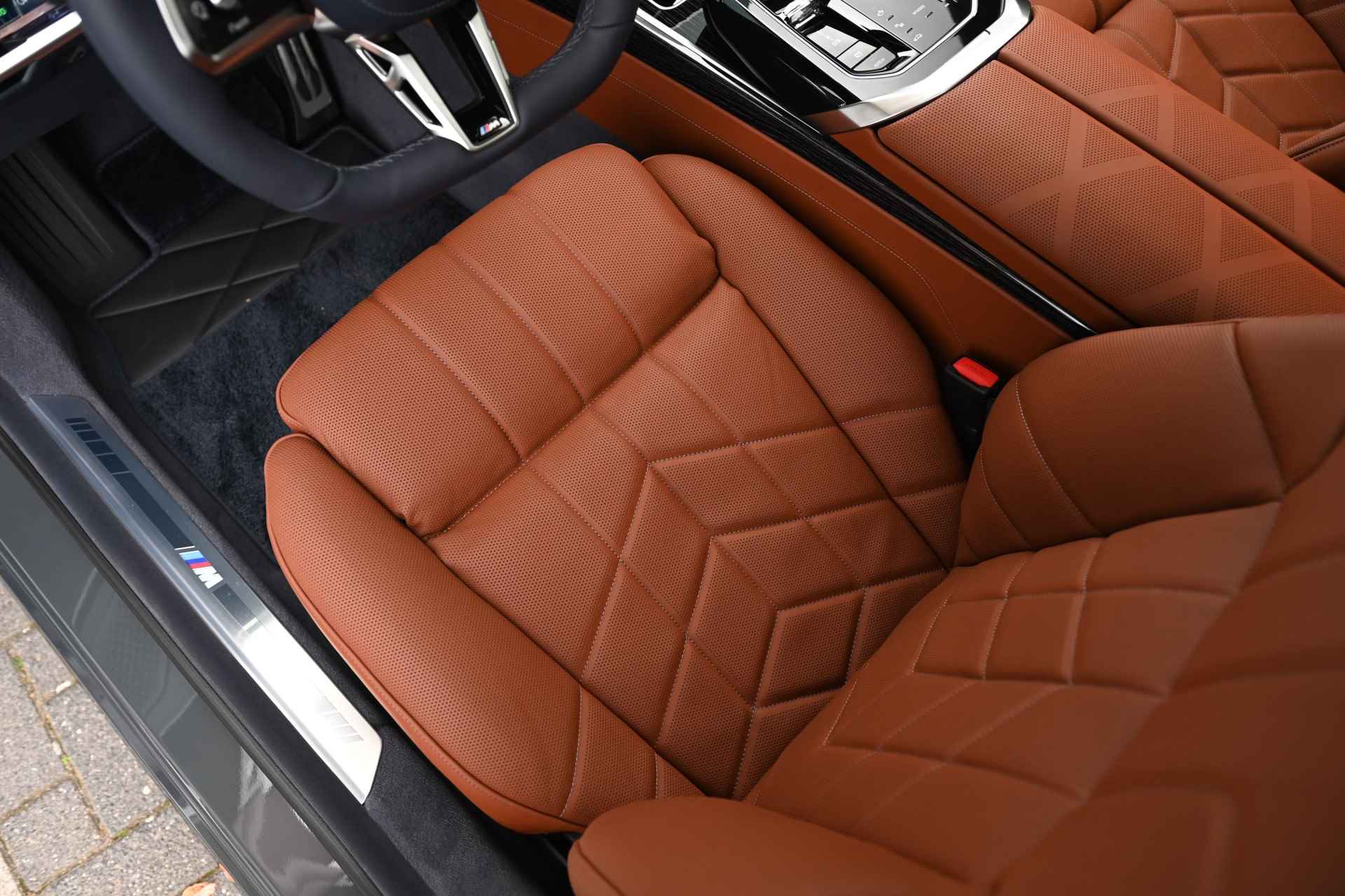 BMW i7 xDrive60 High Executive M Sport 106 kWh / Panoramadak Sky Lounge / Trekhaak / Massagefunctie voor + achter / Parking Assistant Professional / Bowers & Wilkins / Active Steering - 27/38