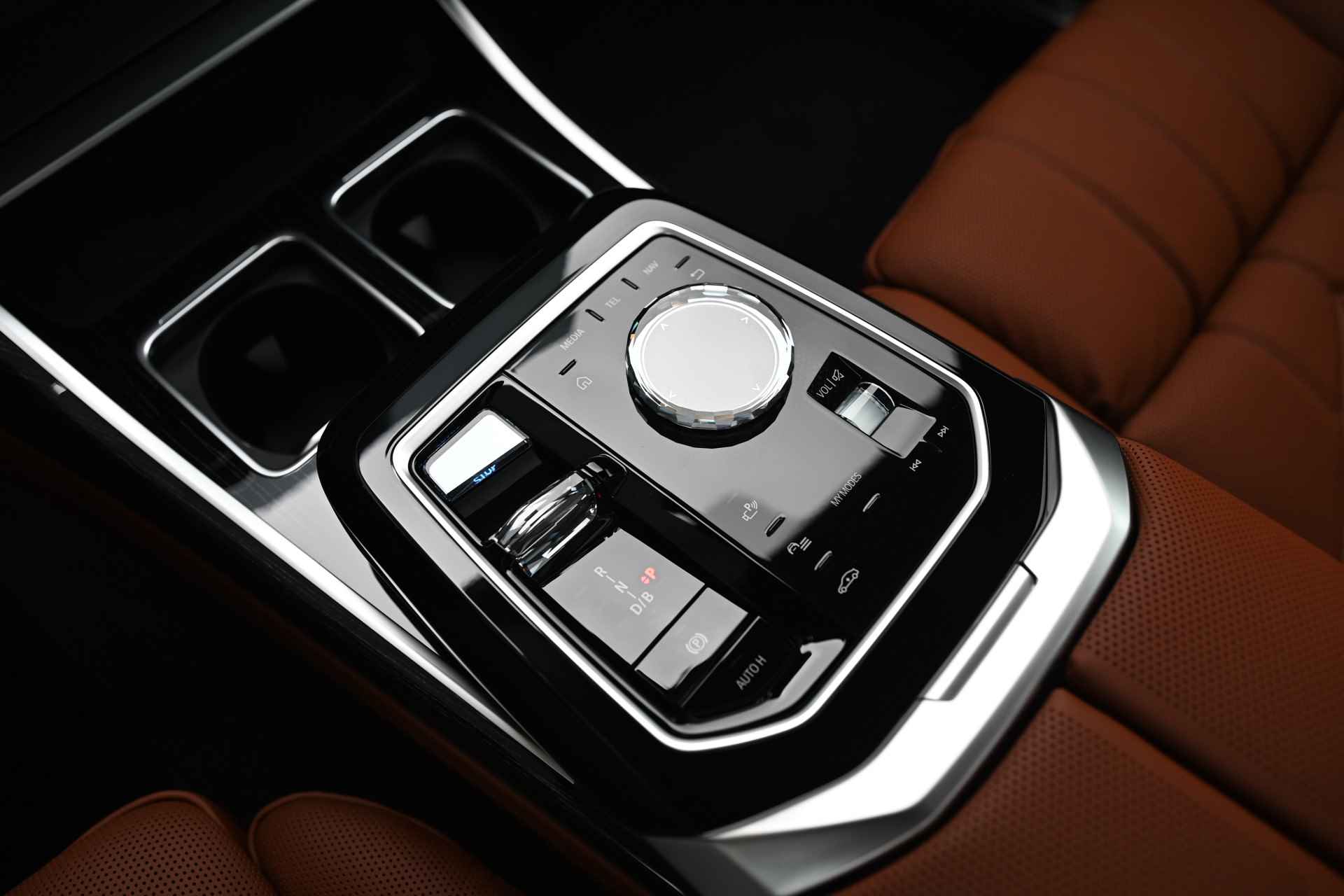 BMW i7 xDrive60 High Executive M Sport 106 kWh / Panoramadak Sky Lounge / Trekhaak / Massagefunctie voor + achter / Parking Assistant Professional / Bowers & Wilkins / Active Steering - 28/38