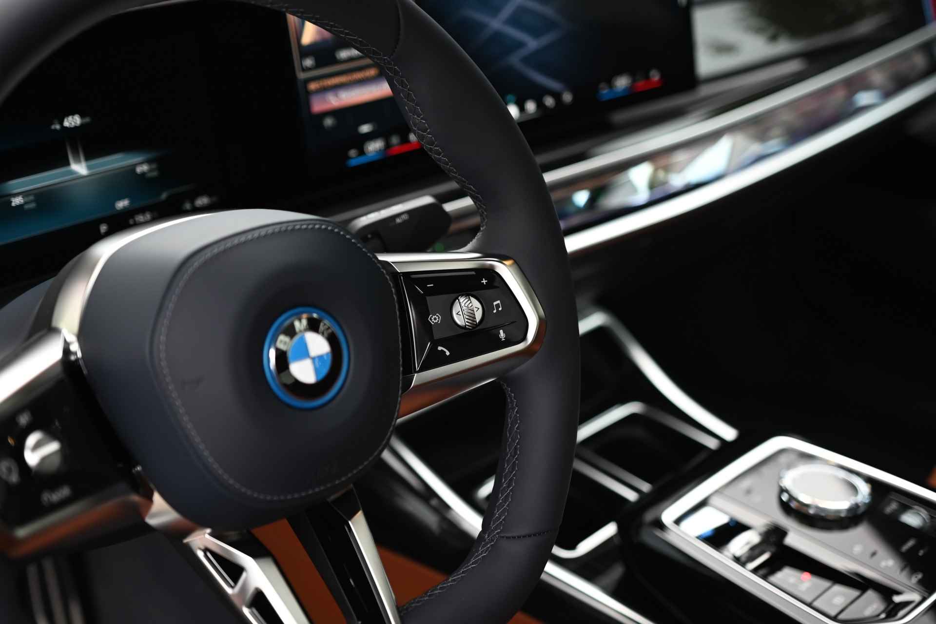 BMW i7 xDrive60 High Executive M Sport 106 kWh / Panoramadak Sky Lounge / Trekhaak / Massagefunctie voor + achter / Parking Assistant Professional / Bowers & Wilkins / Active Steering - 33/38