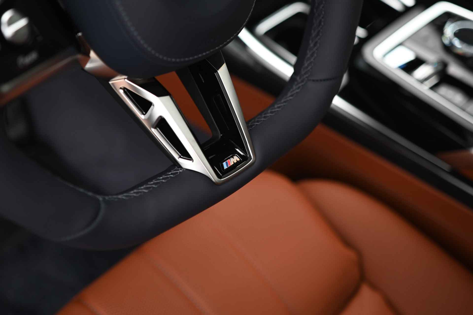 BMW i7 xDrive60 High Executive M Sport 106 kWh / Panoramadak Sky Lounge / Trekhaak / Massagefunctie voor + achter / Parking Assistant Professional / Bowers & Wilkins / Active Steering - 34/38