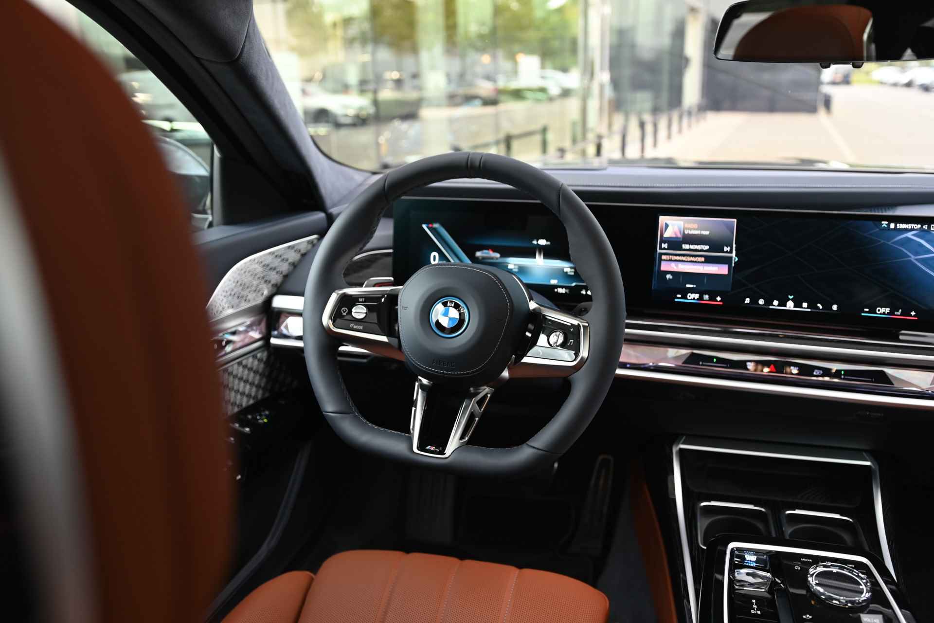 BMW i7 xDrive60 High Executive M Sport 106 kWh / Panoramadak Sky Lounge / Trekhaak / Massagefunctie voor + achter / Parking Assistant Professional / Bowers & Wilkins / Active Steering - 36/38