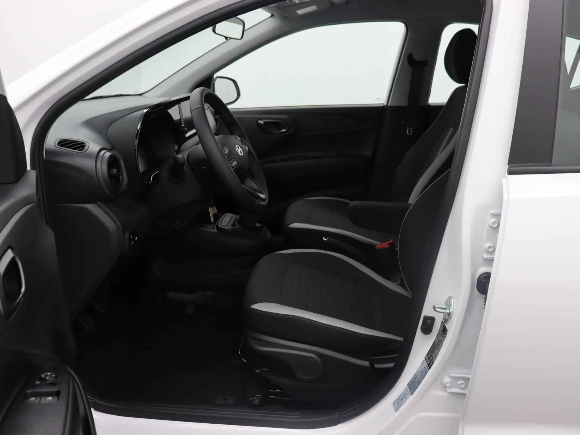 Hyundai i10 1.0 Comfort Smart 5-zits Aut. | Incl. €1000,- Voorraadactie! | Navigatie | Camera | Apple Carplay | Android Auto | Cruise control | Airco | - 25/30