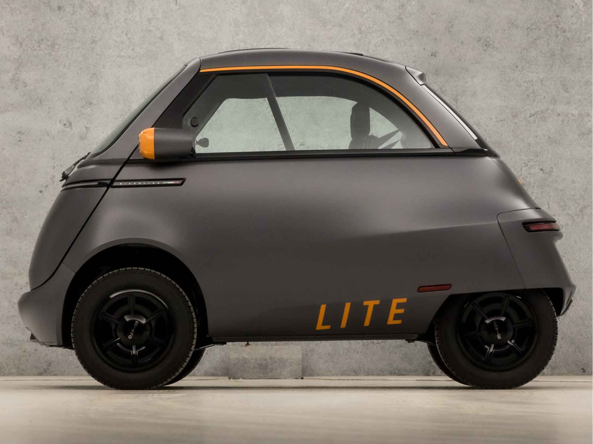 Microlino L6 Competizione 5.5 kWh (LEASE 300,- P/M, 45 KMH, NIEUW, BROMMER RIJBEWIJS, 100KM ACTIERADIUS, DIRECT LEVERBAAR, BERLIN ANTHRACITE MATT, LEDER, ALCANTARA, SCHUIFDAK, NIEUWSTAAT) - 2/34