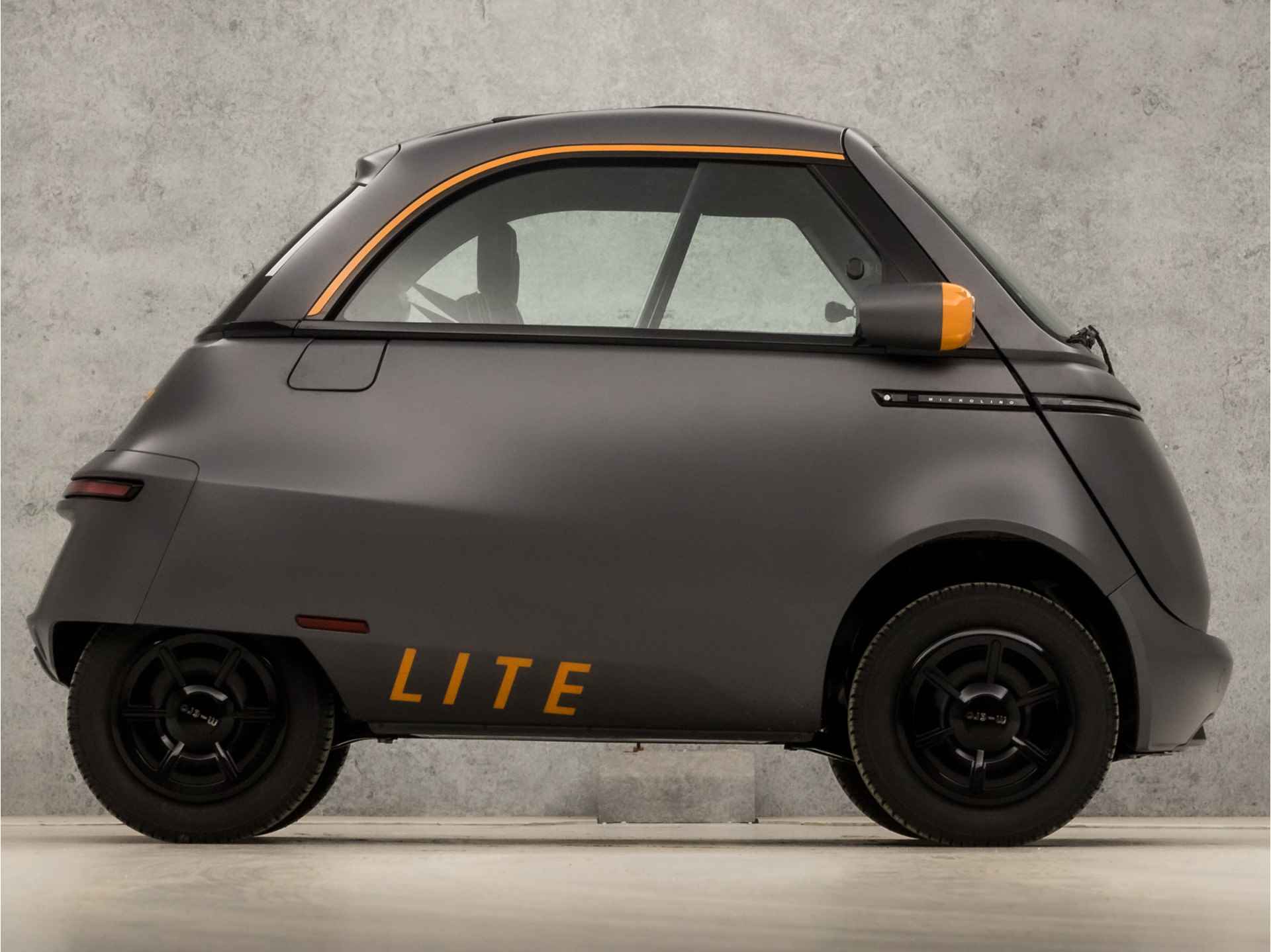 Microlino L6 Competizione 5.5 kWh (LEASE 300,- P/M, 45 KMH, NIEUW, BROMMER RIJBEWIJS, 100KM ACTIERADIUS, DIRECT LEVERBAAR, BERLIN ANTHRACITE MATT, LEDER, ALCANTARA, SCHUIFDAK, NIEUWSTAAT) - 4/34