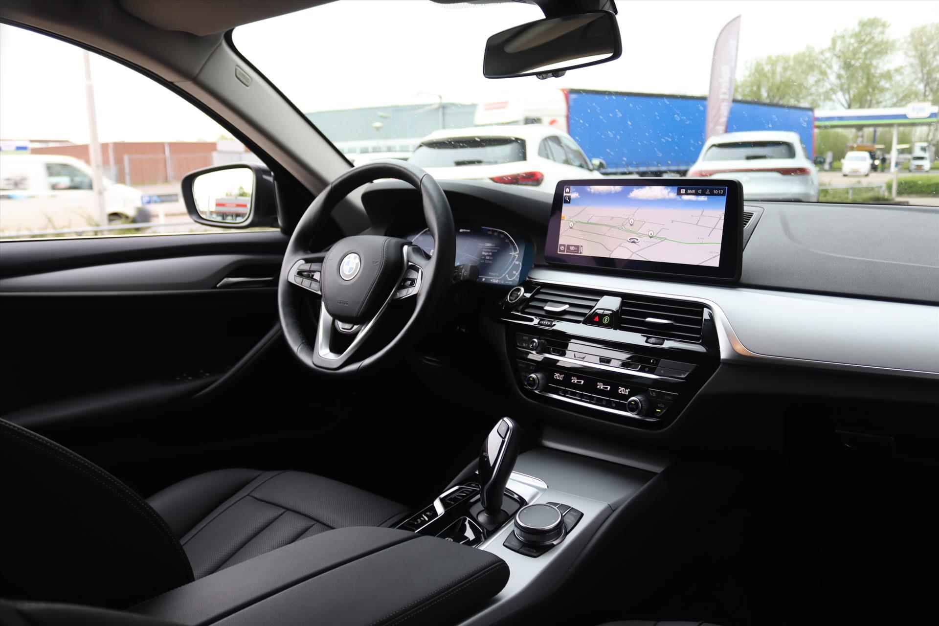 BMW 5-Serie Touring (g31) 530e 292PK Business Edition | Leer | Camera | Live Cockpit | Clima | Stoel/stuurverwarming | Sfeerverlichting | Trekhaak | - 6/76