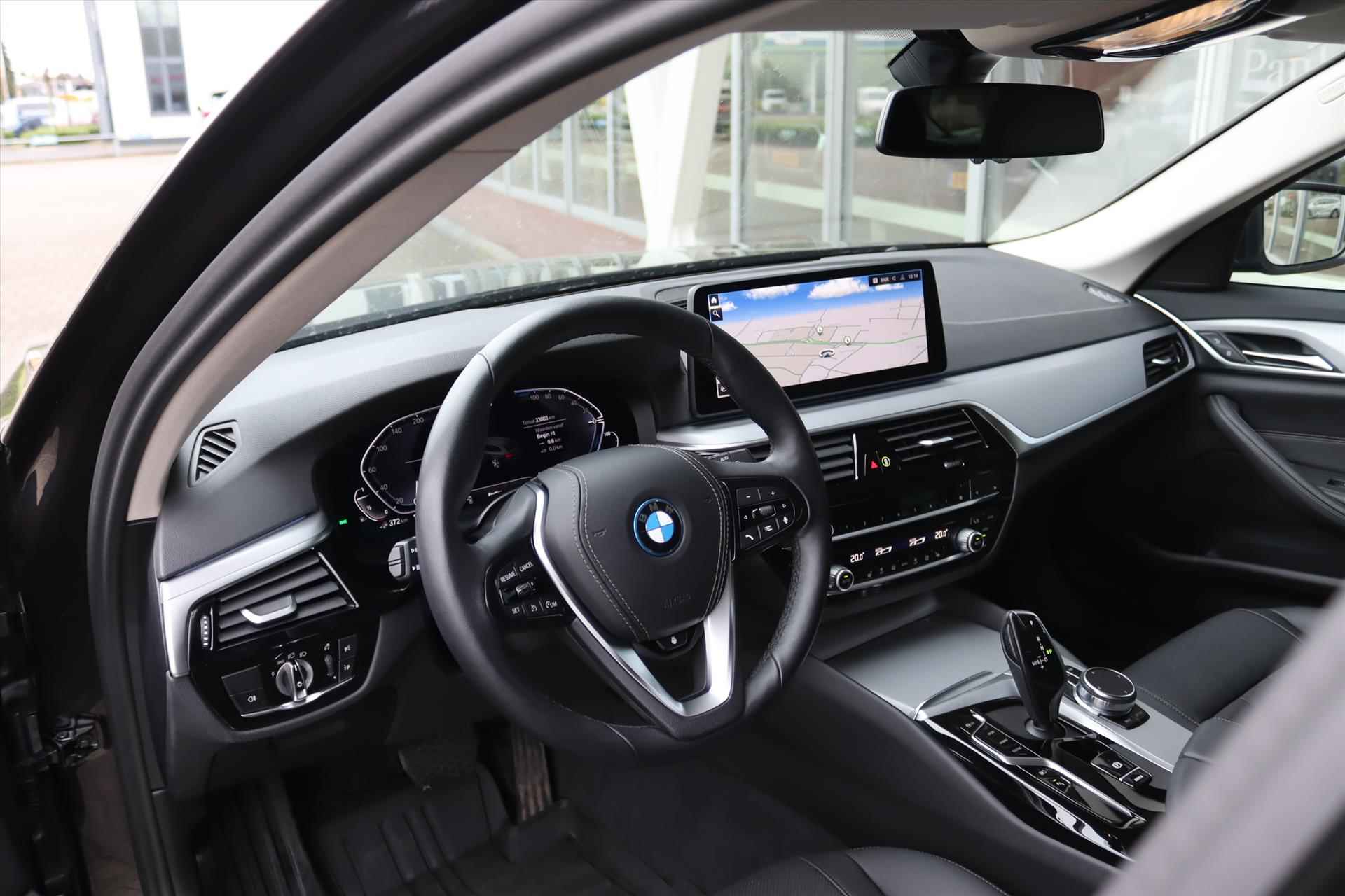 BMW 5-Serie Touring (g31) 530e 292PK Business Edition | Leer | Camera | Live Cockpit | Clima | Stoel/stuurverwarming | Sfeerverlichting | Trekhaak | - 14/76