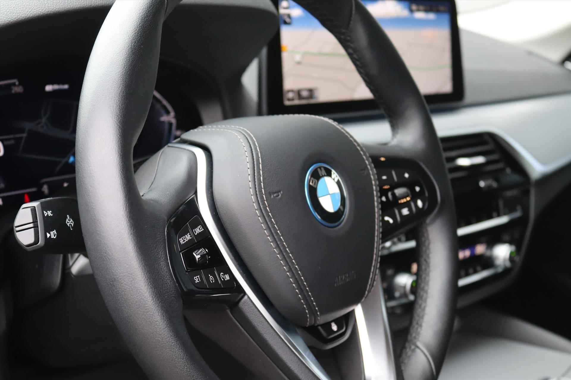 BMW 5-Serie Touring (g31) 530e 292PK Business Edition | Leer | Camera | Live Cockpit | Clima | Stoel/stuurverwarming | Sfeerverlichting | Trekhaak | - 17/76