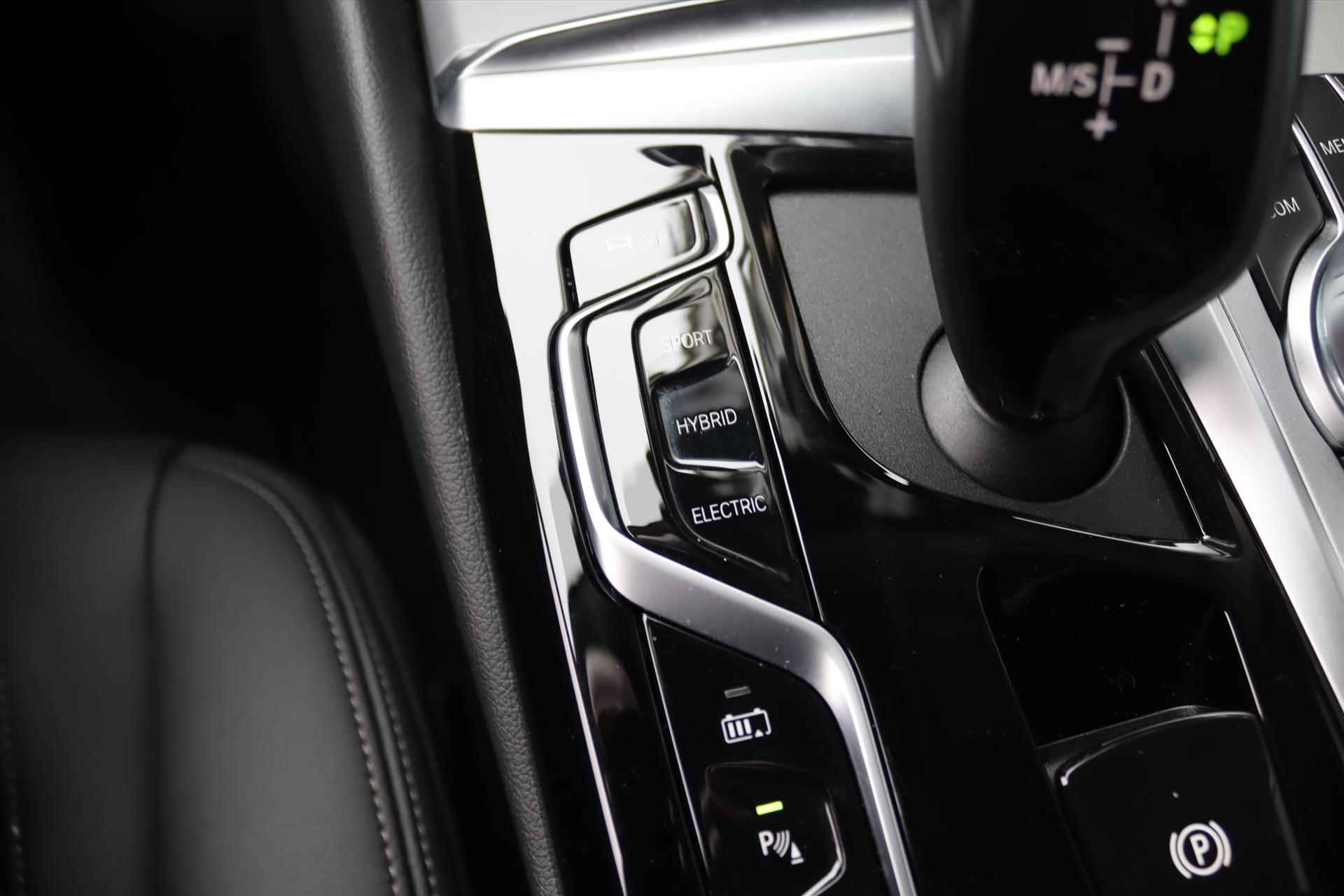 BMW 5-Serie Touring (g31) 530e 292PK Business Edition | Leer | Camera | Live Cockpit | Clima | Stoel/stuurverwarming | Sfeerverlichting | Trekhaak | - 32/76