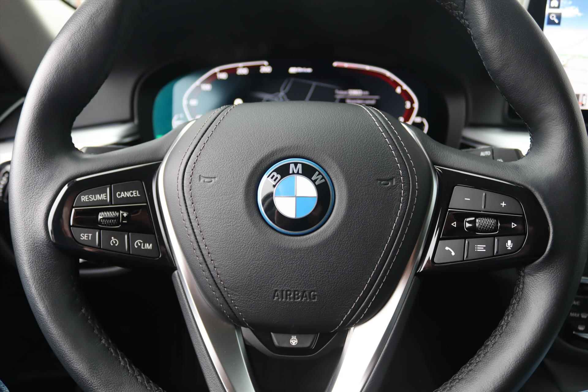 BMW 5-Serie Touring (g31) 530e 292PK Business Edition | Leer | Camera | Live Cockpit | Clima | Stoel/stuurverwarming | Sfeerverlichting | Trekhaak | - 35/76