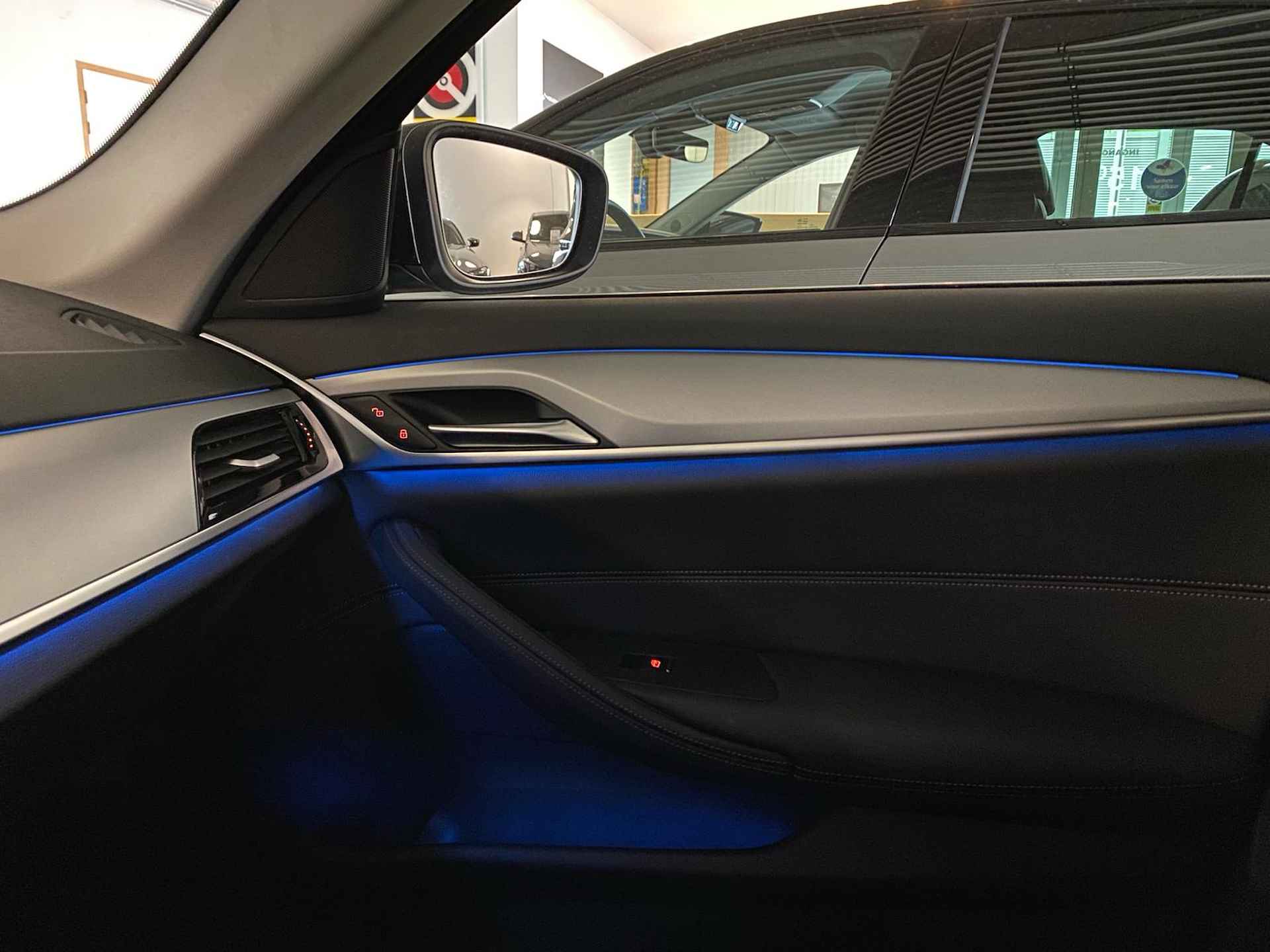 BMW 5-Serie Touring (g31) 530e 292PK Business Edition | Leer | Camera | Live Cockpit | Clima | Stoel/stuurverwarming | Sfeerverlichting | Trekhaak | - 53/76