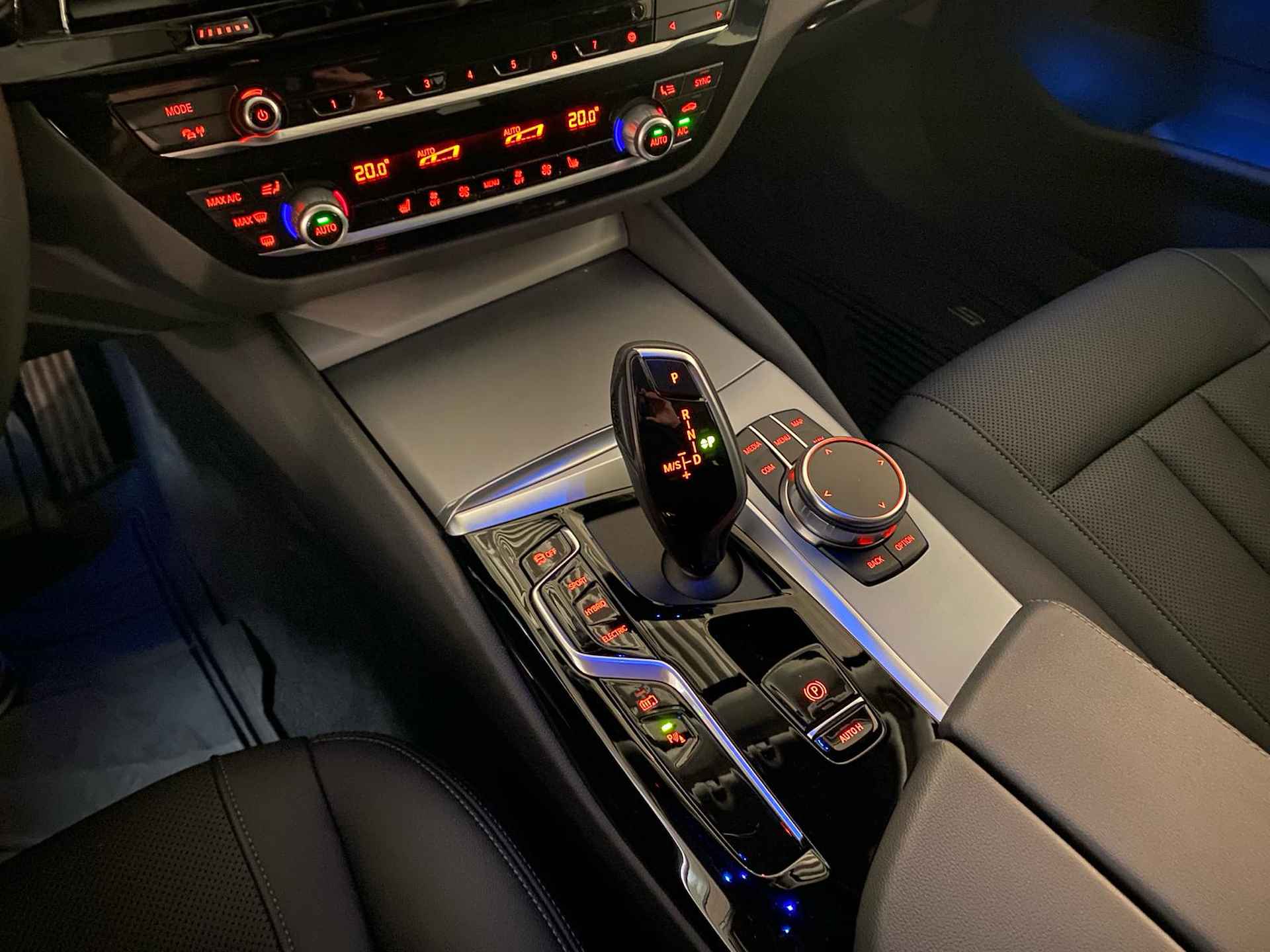 BMW 5-Serie Touring (g31) 530e 292PK Business Edition | Leer | Camera | Live Cockpit | Clima | Stoel/stuurverwarming | Sfeerverlichting | Trekhaak | - 54/76