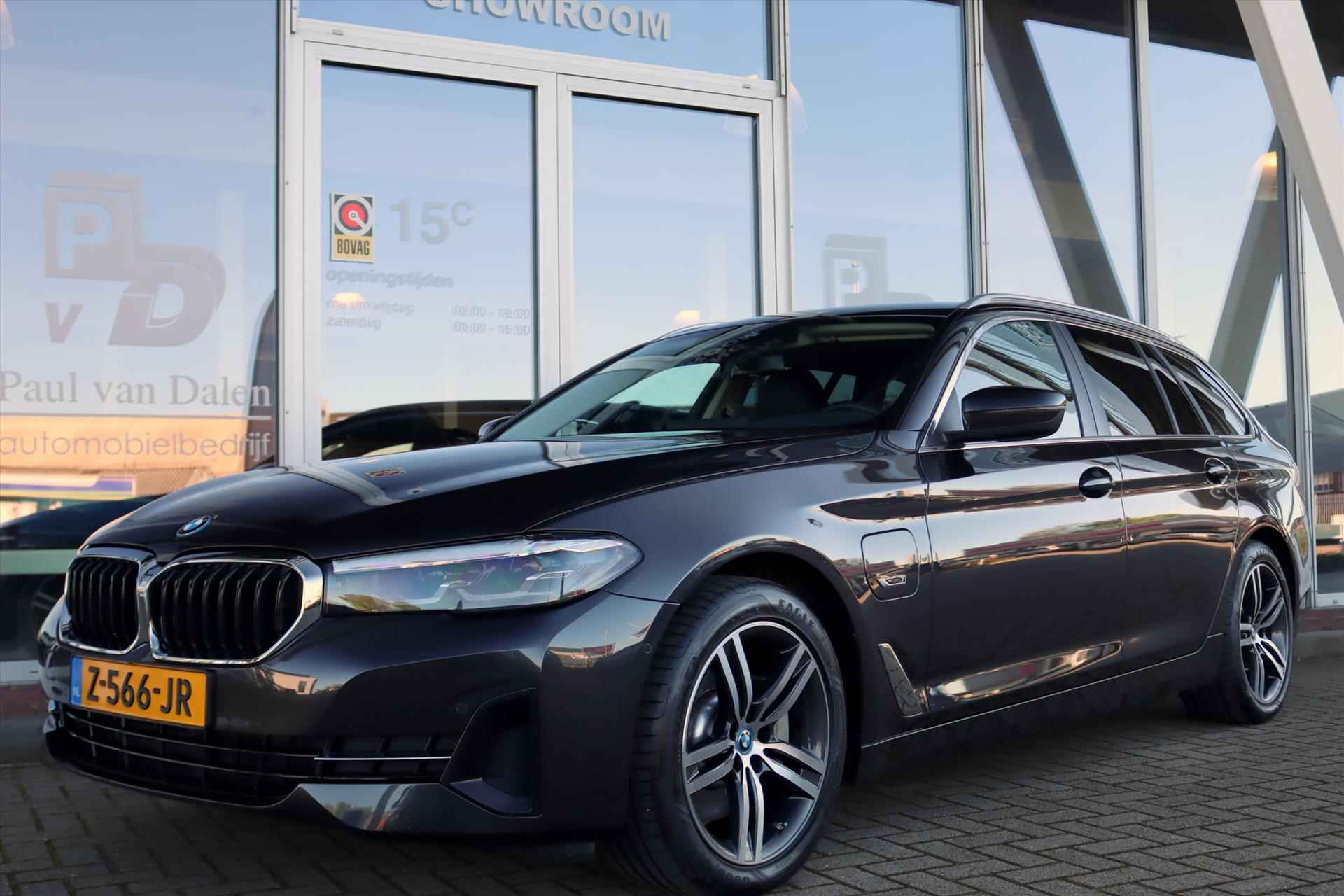 BMW 5-Serie Touring (g31) 530e 292PK Business Edition | Leer | Camera | Live Cockpit | Clima | Stoel/stuurverwarming | Sfeerverlichting | Trekhaak | - 57/76