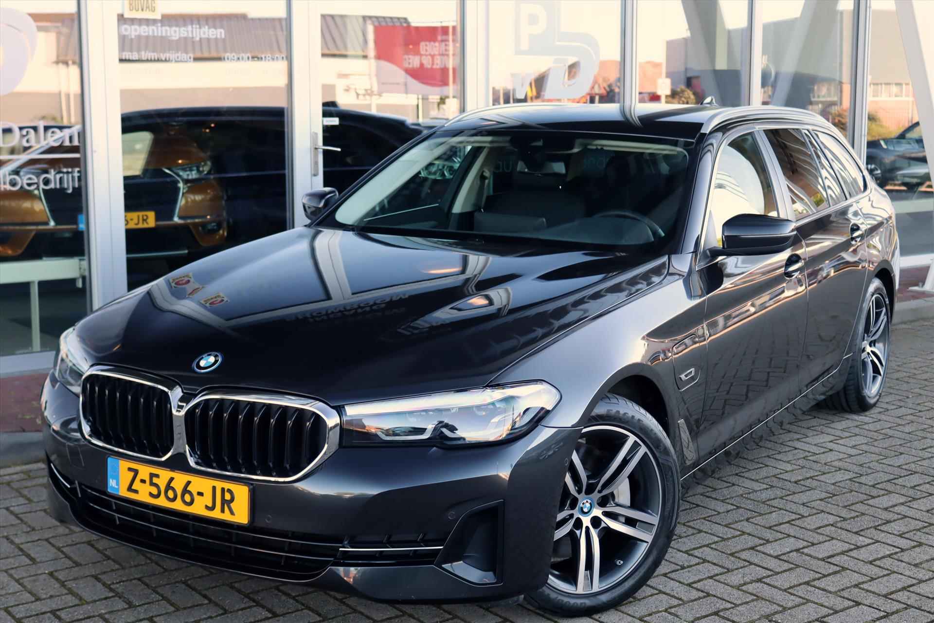 BMW 5-Serie Touring (g31) 530e 292PK Business Edition | Leer | Camera | Live Cockpit | Clima | Stoel/stuurverwarming | Sfeerverlichting | Trekhaak | - 70/76