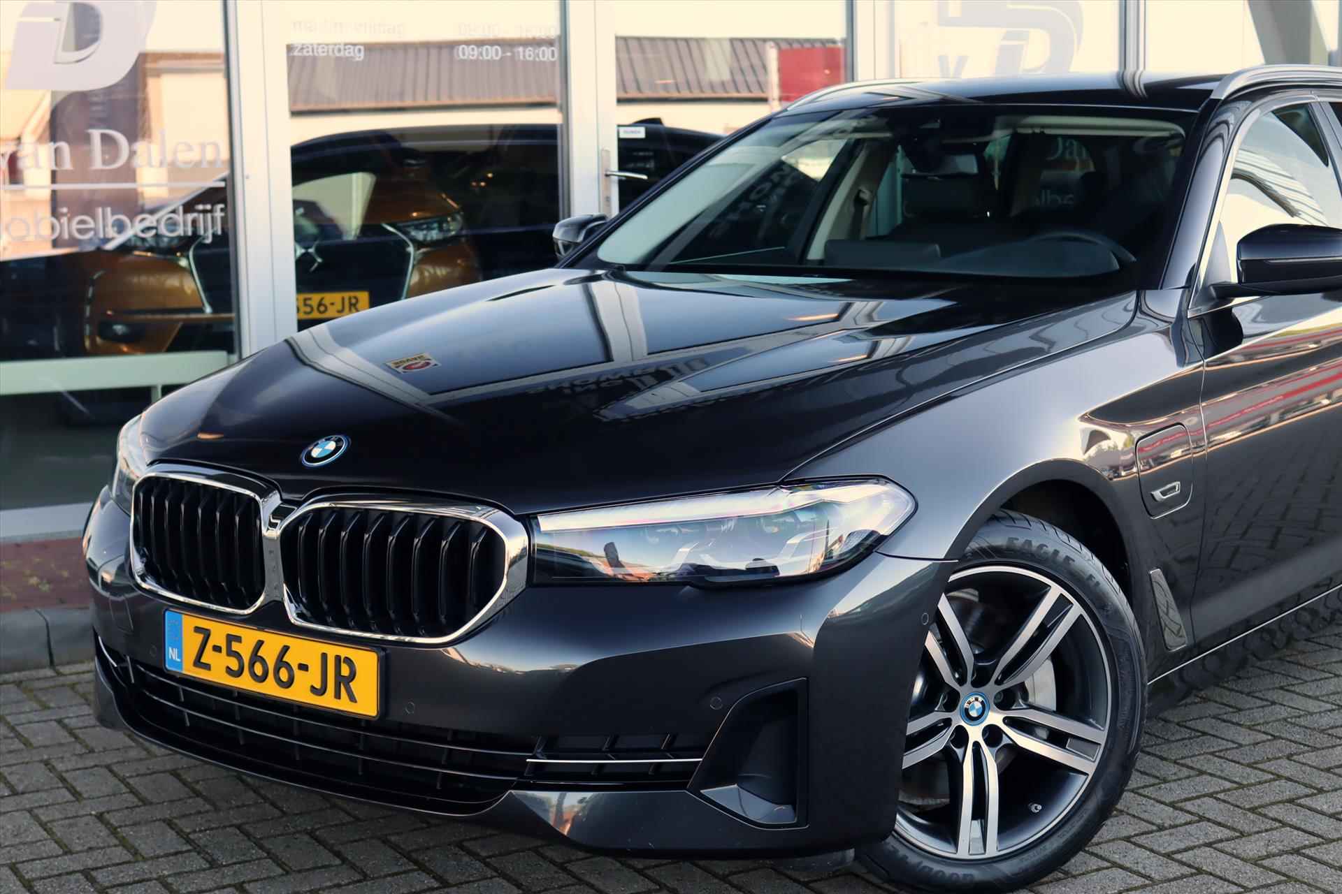 BMW 5-Serie Touring (g31) 530e 292PK Business Edition | Leer | Camera | Live Cockpit | Clima | Stoel/stuurverwarming | Sfeerverlichting | Trekhaak | - 74/76