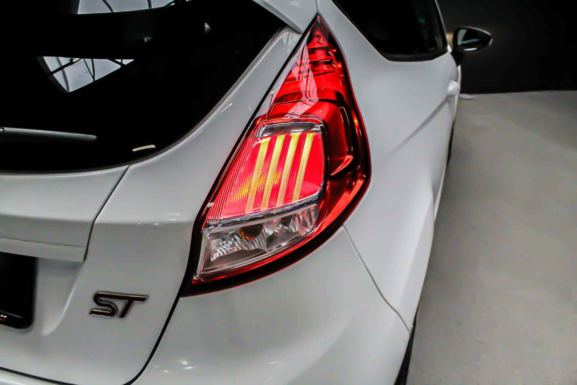 Ford Fiesta 1.6 182pk ST-2 STYLE PACK |Dealer onderhouden!|parkeersensoren|LED-dagrijverlichting|key-less|voorruitverwarming|17"| - 16/30