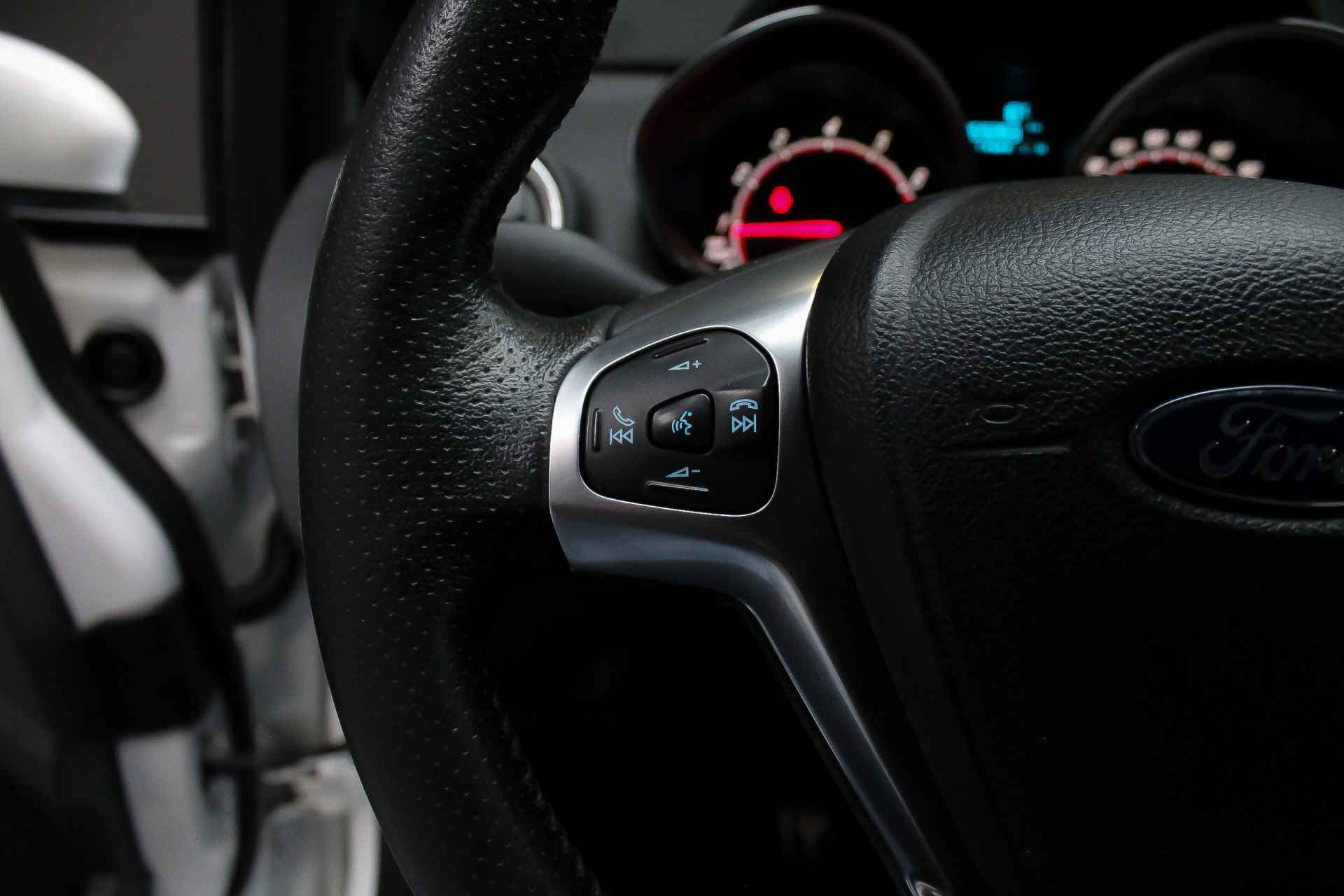 Ford Fiesta 1.6 182pk ST-2 STYLE PACK |Dealer onderhouden!|parkeersensoren|LED-dagrijverlichting|key-less|voorruitverwarming|17"| - 23/30