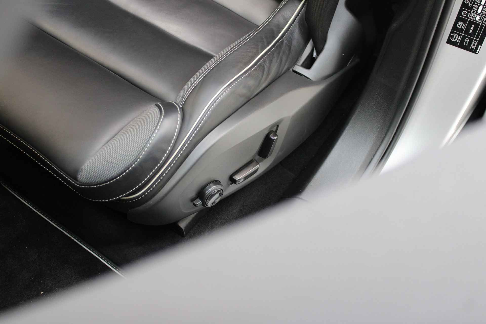 Volvo XC60 T8 390PK Twin Engine AWD R-Design | Full Opt! | Luchtv | B&W Audio | HUD | Trekhaak | 360º view - 25/79