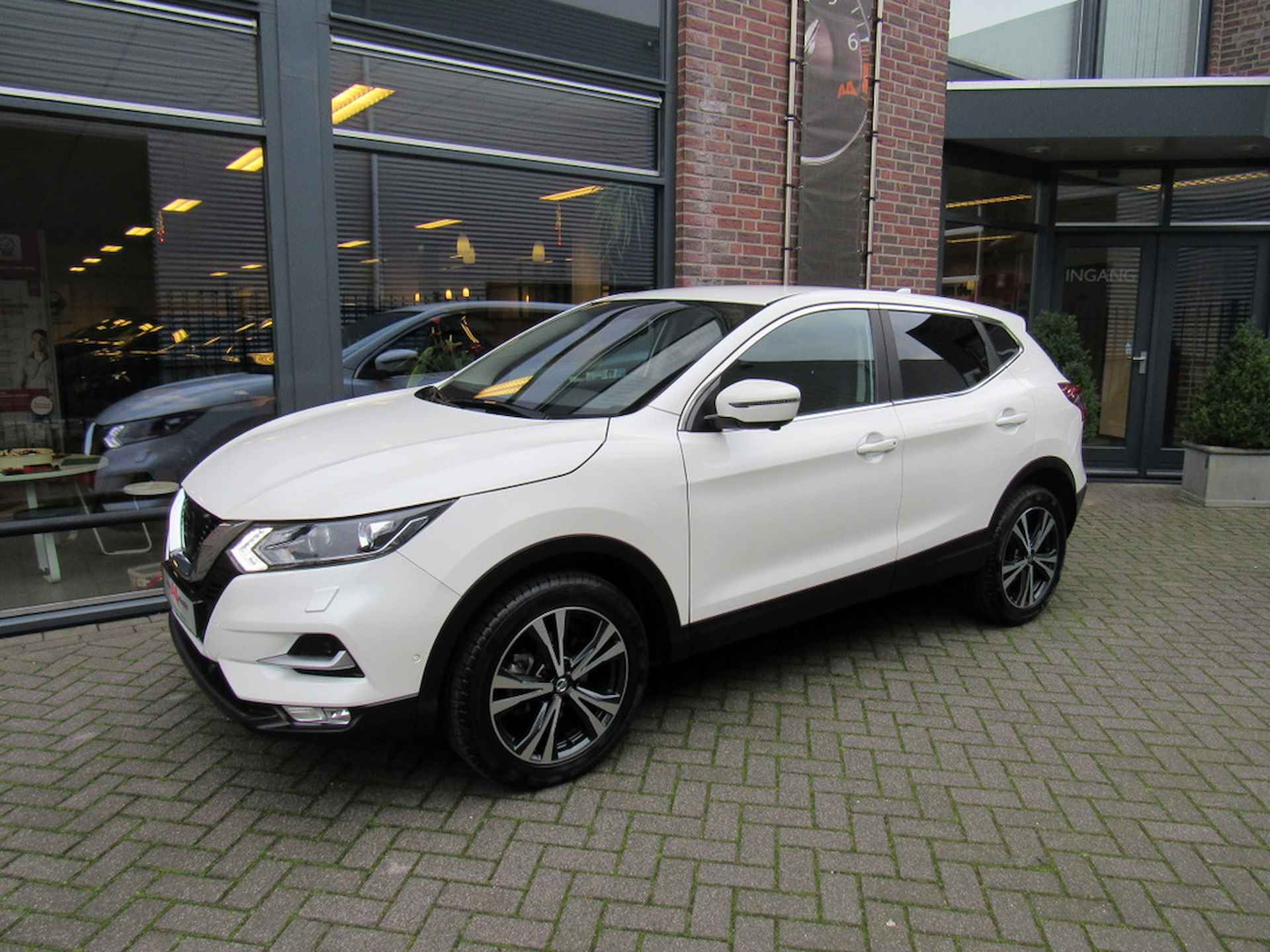 NISSAN Qashqai 1.2 115pk DIG-T N-Connecta  Cruise control / Stoelverw / 360 Camera / PDC / NAV / Auto. Airco / Trekhaak - 1/29