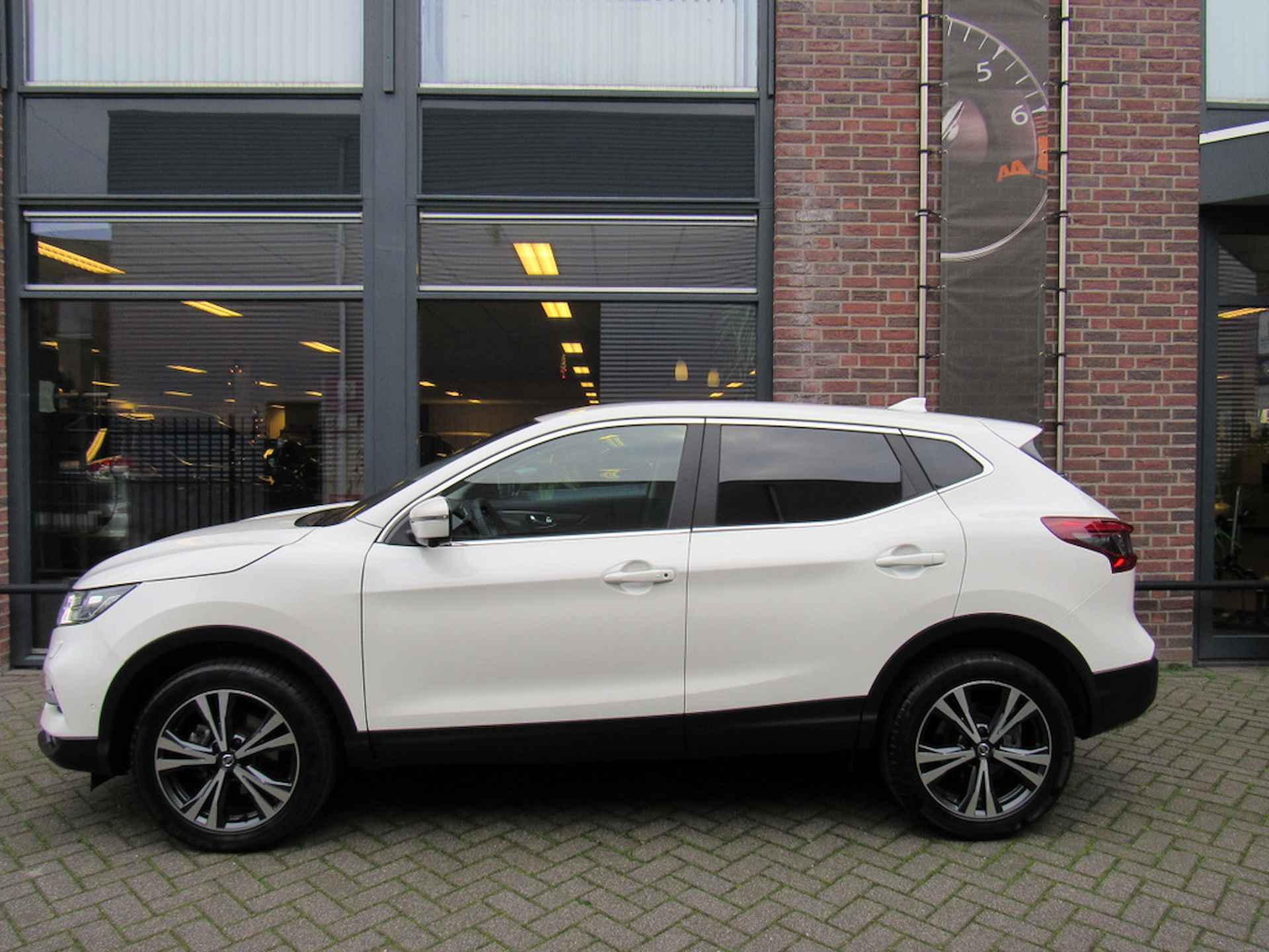 NISSAN Qashqai 1.2 115pk DIG-T N-Connecta  Cruise control / Stoelverw / 360 Camera / PDC / NAV / Auto. Airco / Trekhaak - 4/29