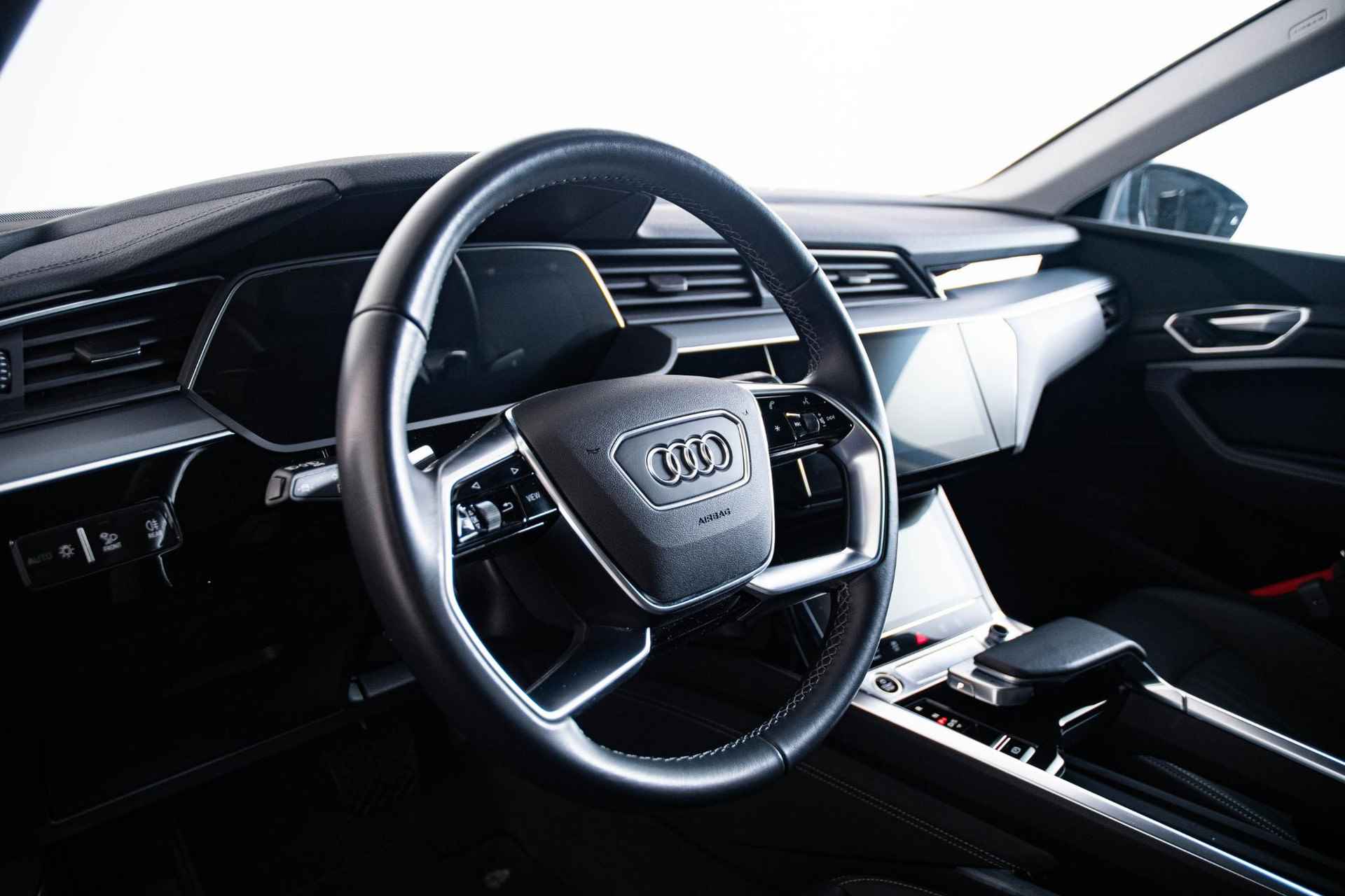 Audi e-tron 55 quattro Advanced edition Plus 95 kWh Elektrisch verstelbare/verwarmde voorstoel - 21 inch - Diefstalalarm - Camera - Assistentiepakket Tour - Verkeersbordherkenning - Ambiente lichtpakket - Audi sound system - 31/66