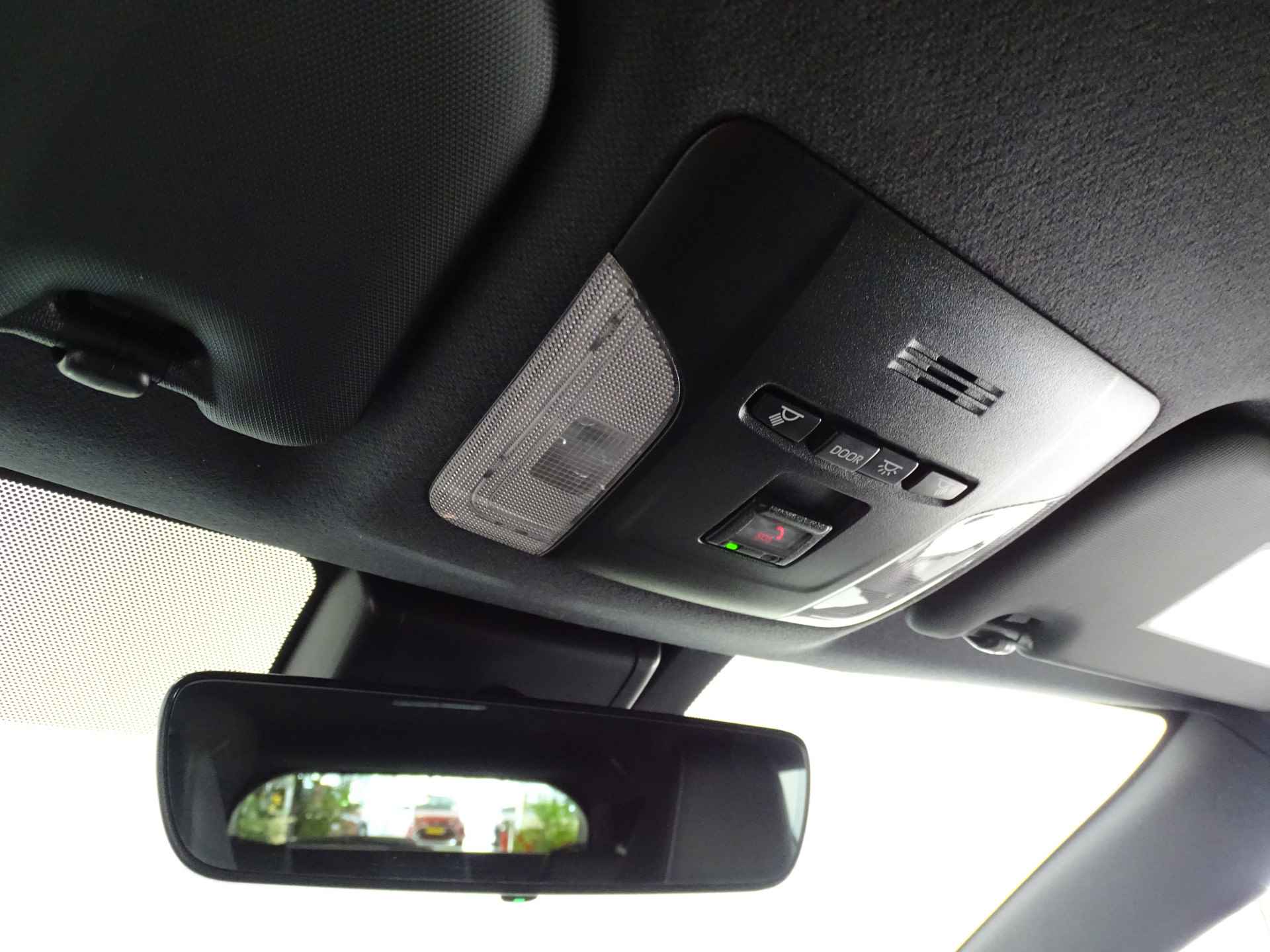 Toyota Corolla Touring Sports 1.8 Hybrid Dynamic Two-Tone Trekhaak | Head-up display | Winterpack | Elec. achterklep - 34/36