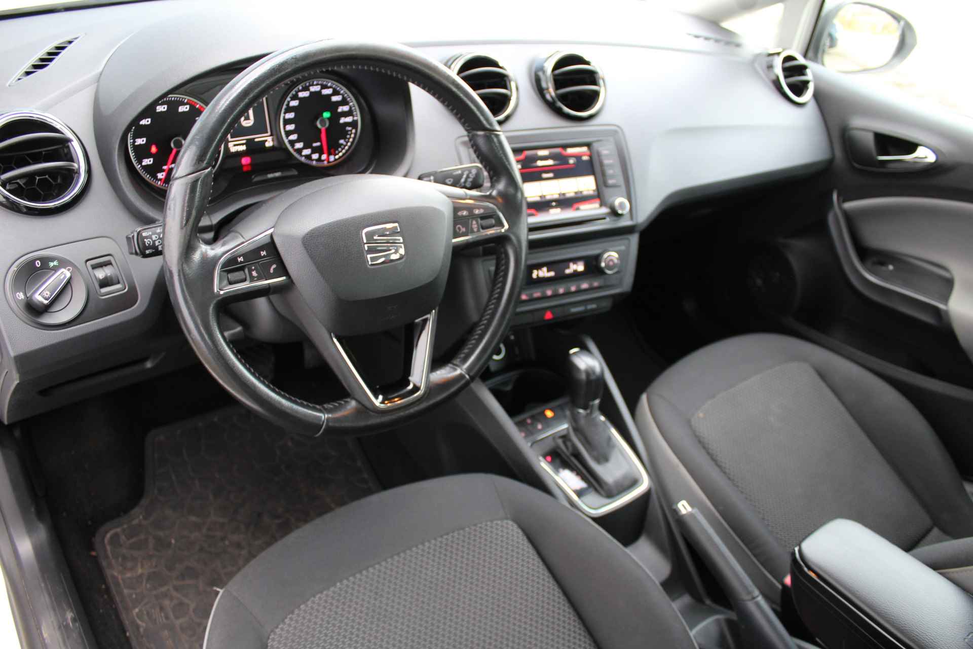 SEAT Ibiza ST EcoTSI Style Connect | Incl. 12 maanden Garantie | Stoelverwarming | Cruise controle | Climate controle | Parkeersensoren achter | 15 Inch LMV | DSG automaat | Isofix | Centrale deurvergrendeling met afstandsbediening | - 31/60