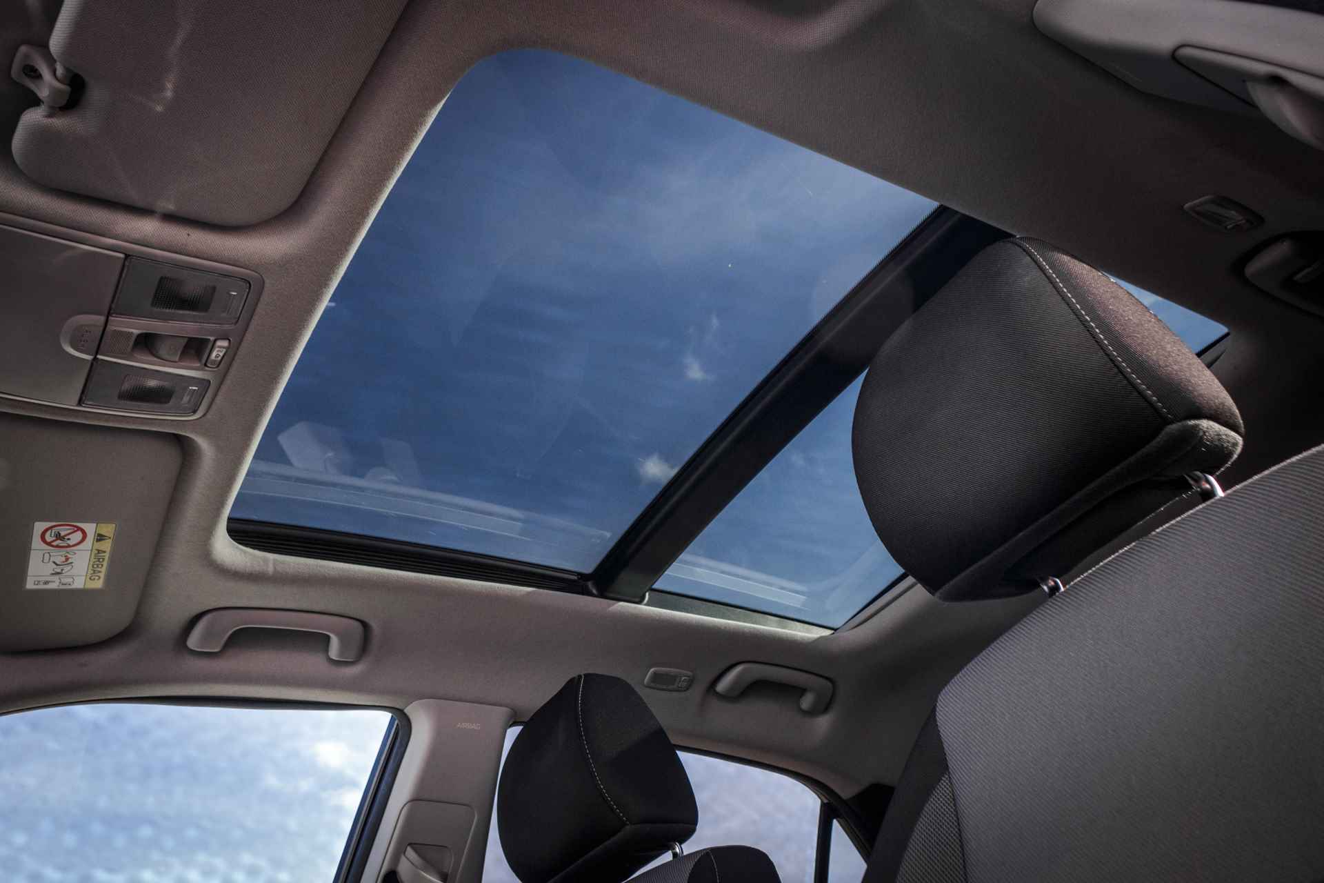 Hyundai i20 1.2 85 PK HP i-Motion Premium Panorama dak RIJKLAAR | Navi | 16 INCH LMV  | PDC  | Navigatie | Airco | - 6/33