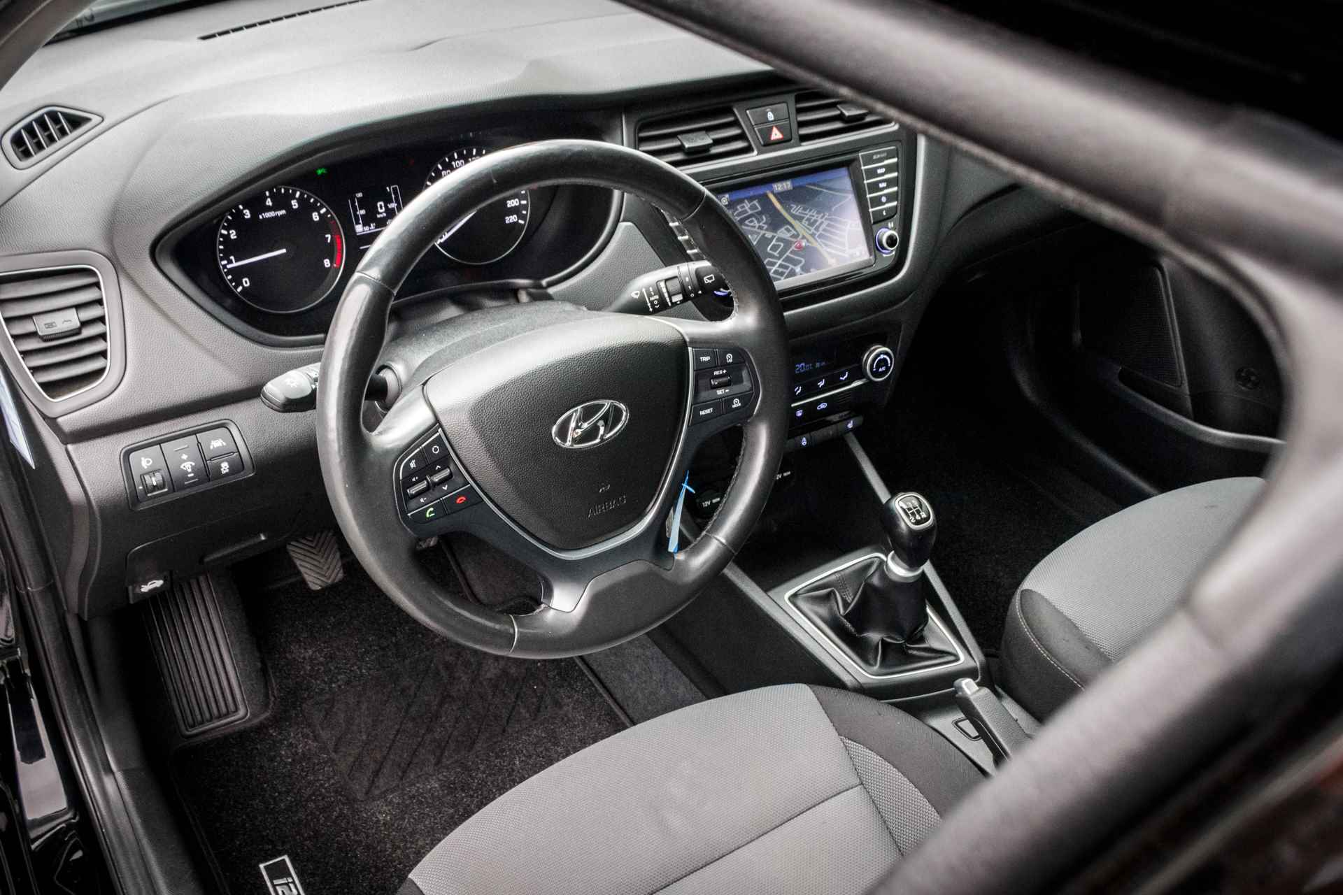 Hyundai i20 1.2 85 PK HP i-Motion Premium Panorama dak RIJKLAAR | Navi | 16 INCH LMV  | PDC  | Navigatie | Airco | - 8/33