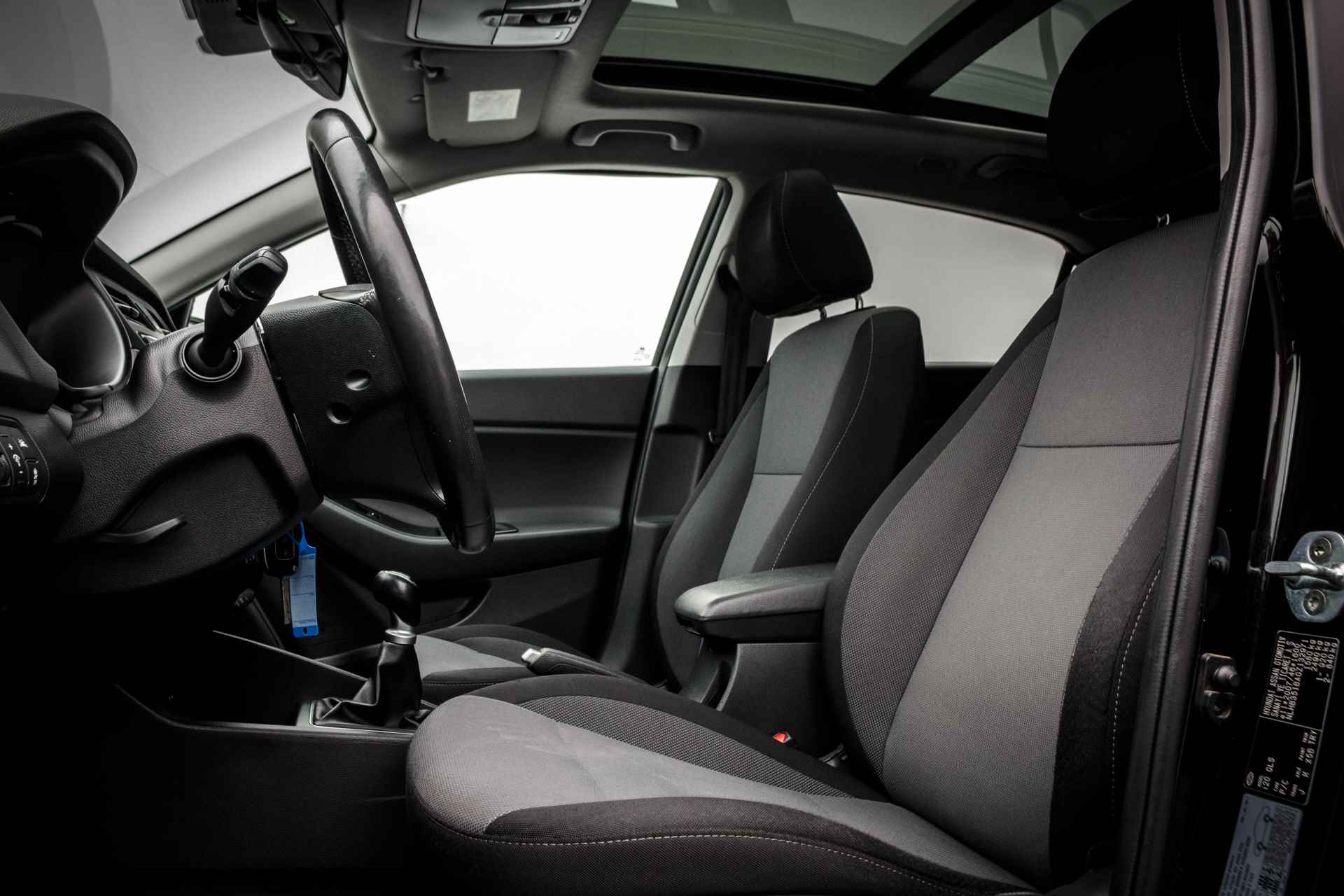 Hyundai i20 1.2 85 PK HP i-Motion Premium Panorama dak RIJKLAAR | Navi | 16 INCH LMV  | PDC  | Navigatie | Airco | - 9/33