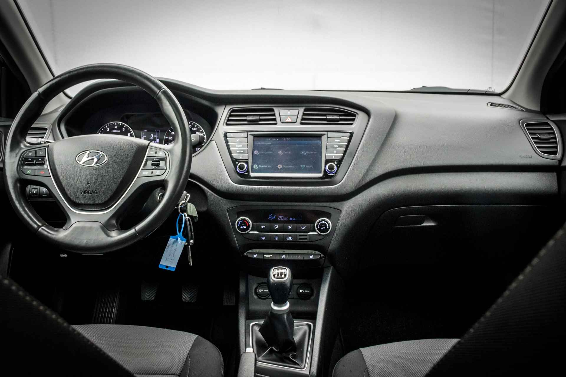 Hyundai i20 1.2 85 PK HP i-Motion Premium Panorama dak RIJKLAAR | Navi | 16 INCH LMV  | PDC  | Navigatie | Airco | - 12/33