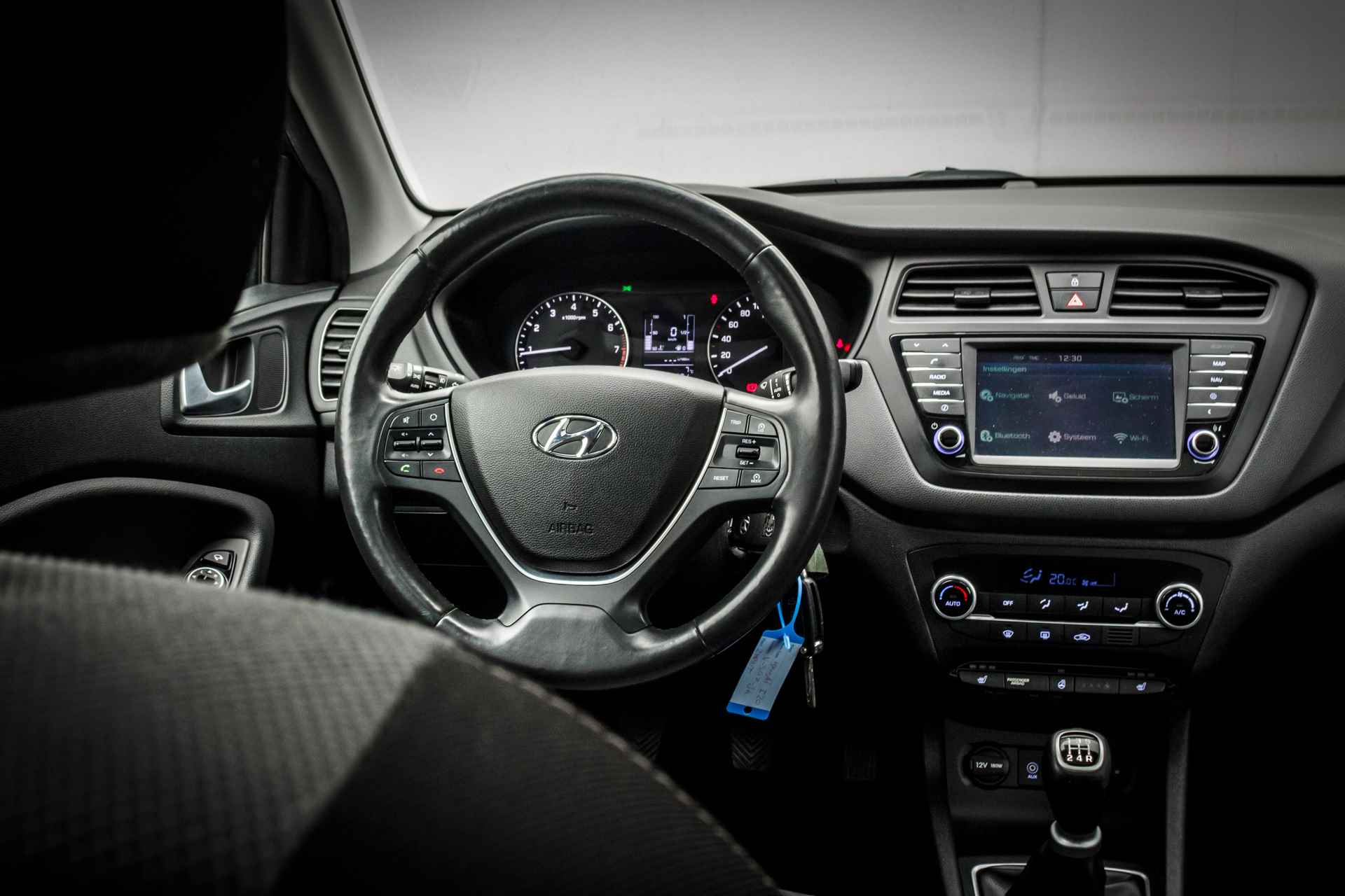 Hyundai i20 1.2 85 PK HP i-Motion Premium Panorama dak RIJKLAAR | Navi | 16 INCH LMV  | PDC  | Navigatie | Airco | - 28/33