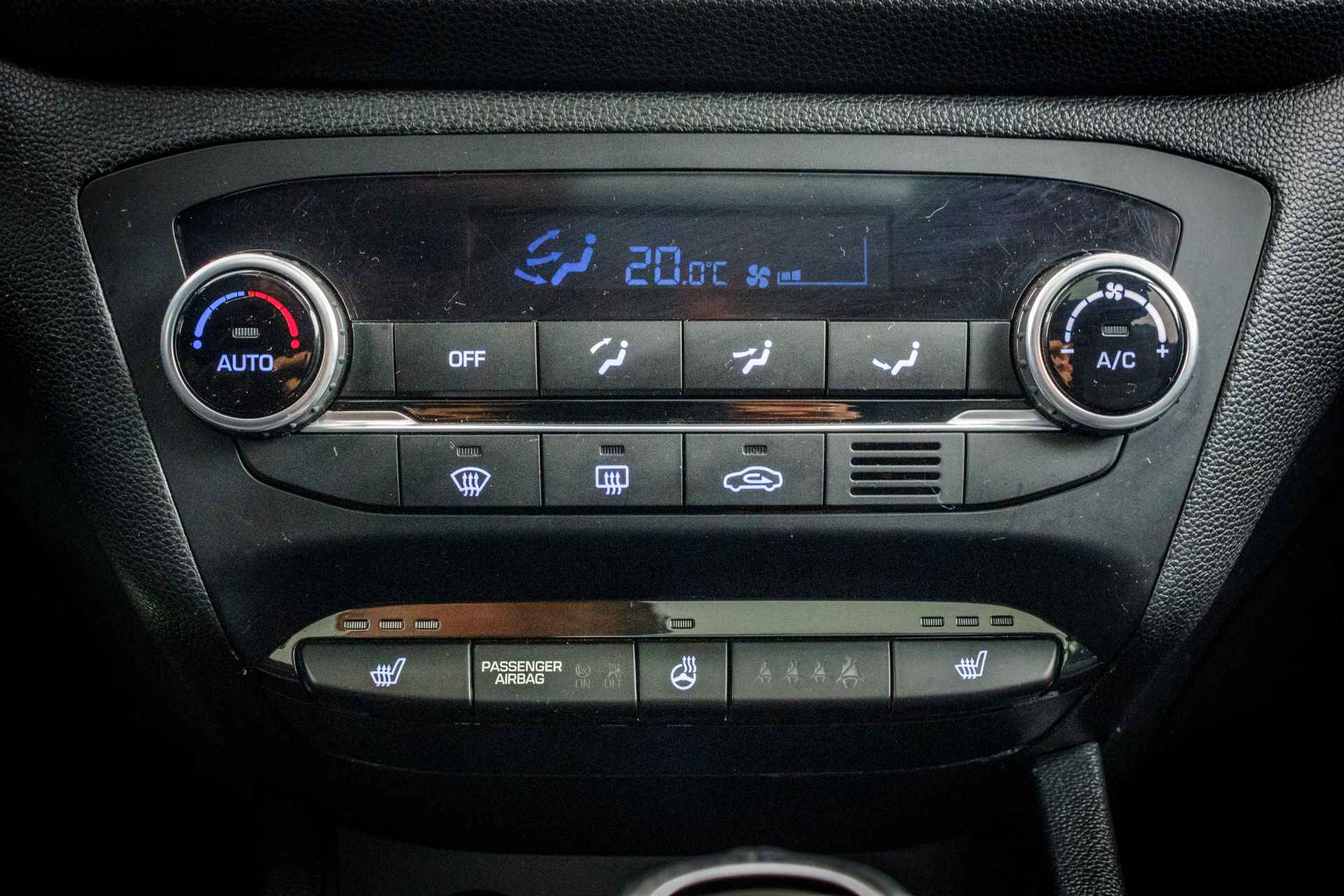 Hyundai i20 1.2 85 PK HP i-Motion Premium Panorama dak RIJKLAAR | Navi | 16 INCH LMV  | PDC  | Navigatie | Airco | - 29/33