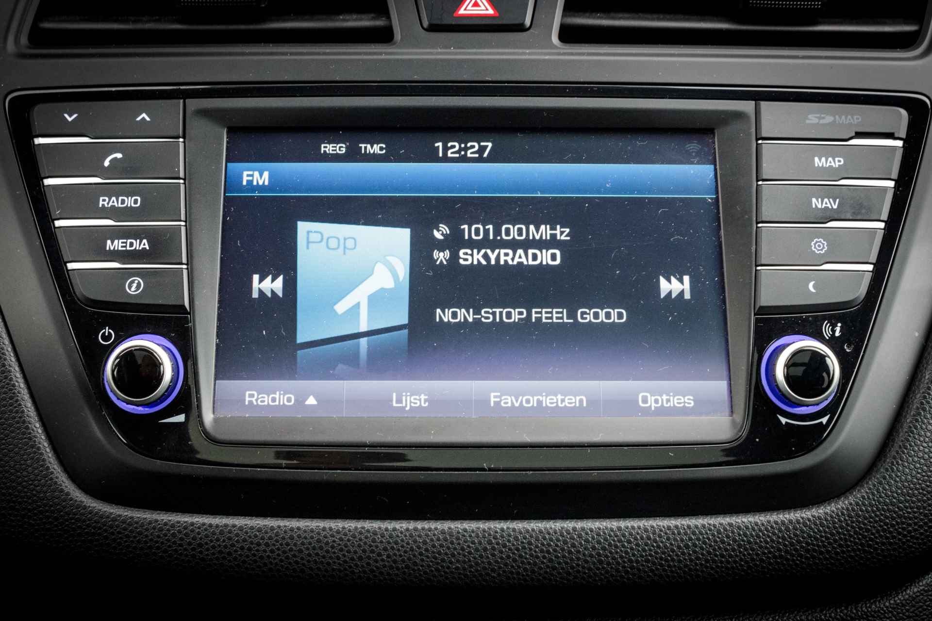 Hyundai i20 1.2 85 PK HP i-Motion Premium Panorama dak RIJKLAAR | Navi | 16 INCH LMV  | PDC  | Navigatie | Airco | - 30/33