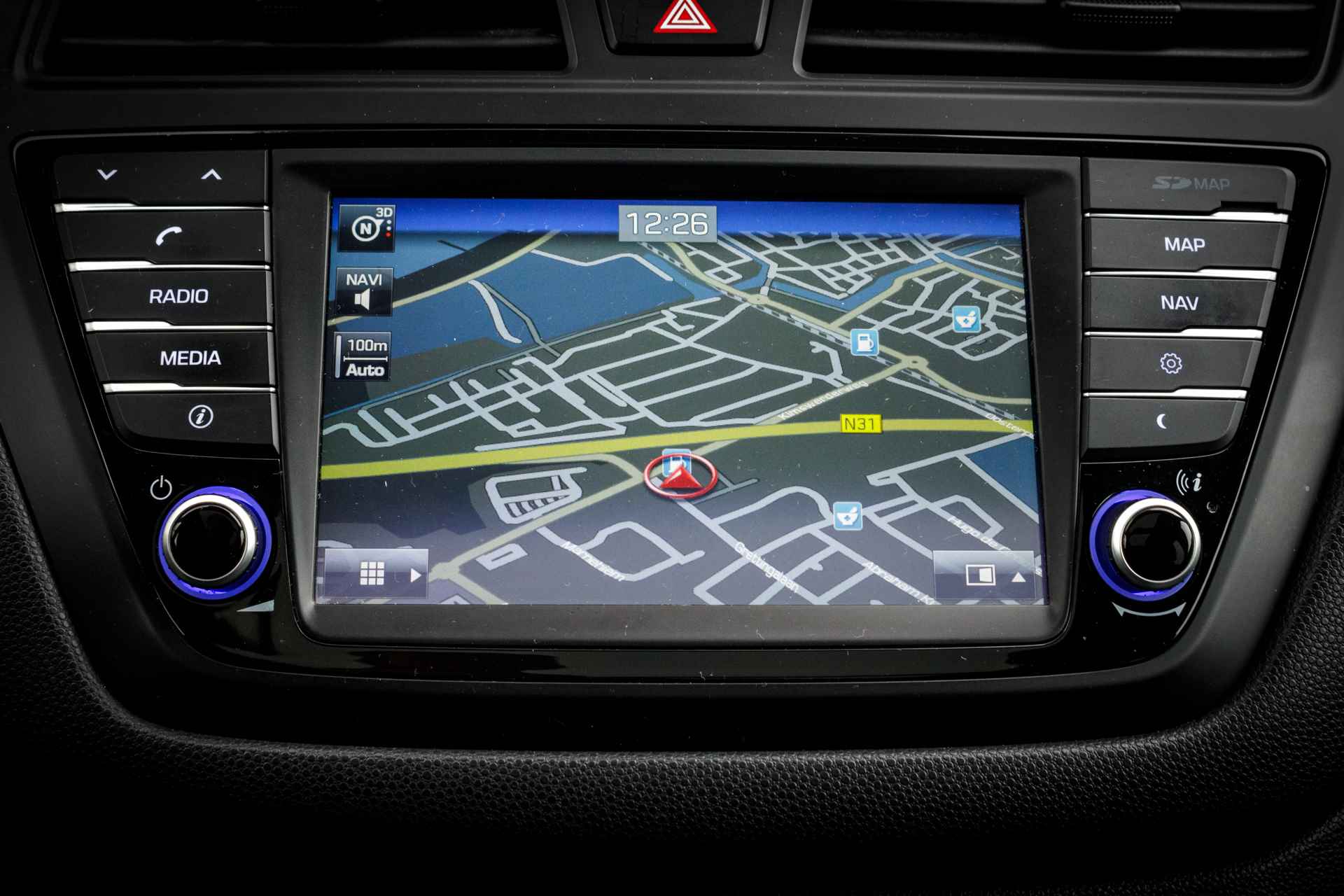Hyundai i20 1.2 85 PK HP i-Motion Premium Panorama dak RIJKLAAR | Navi | 16 INCH LMV  | PDC  | Navigatie | Airco | - 31/33