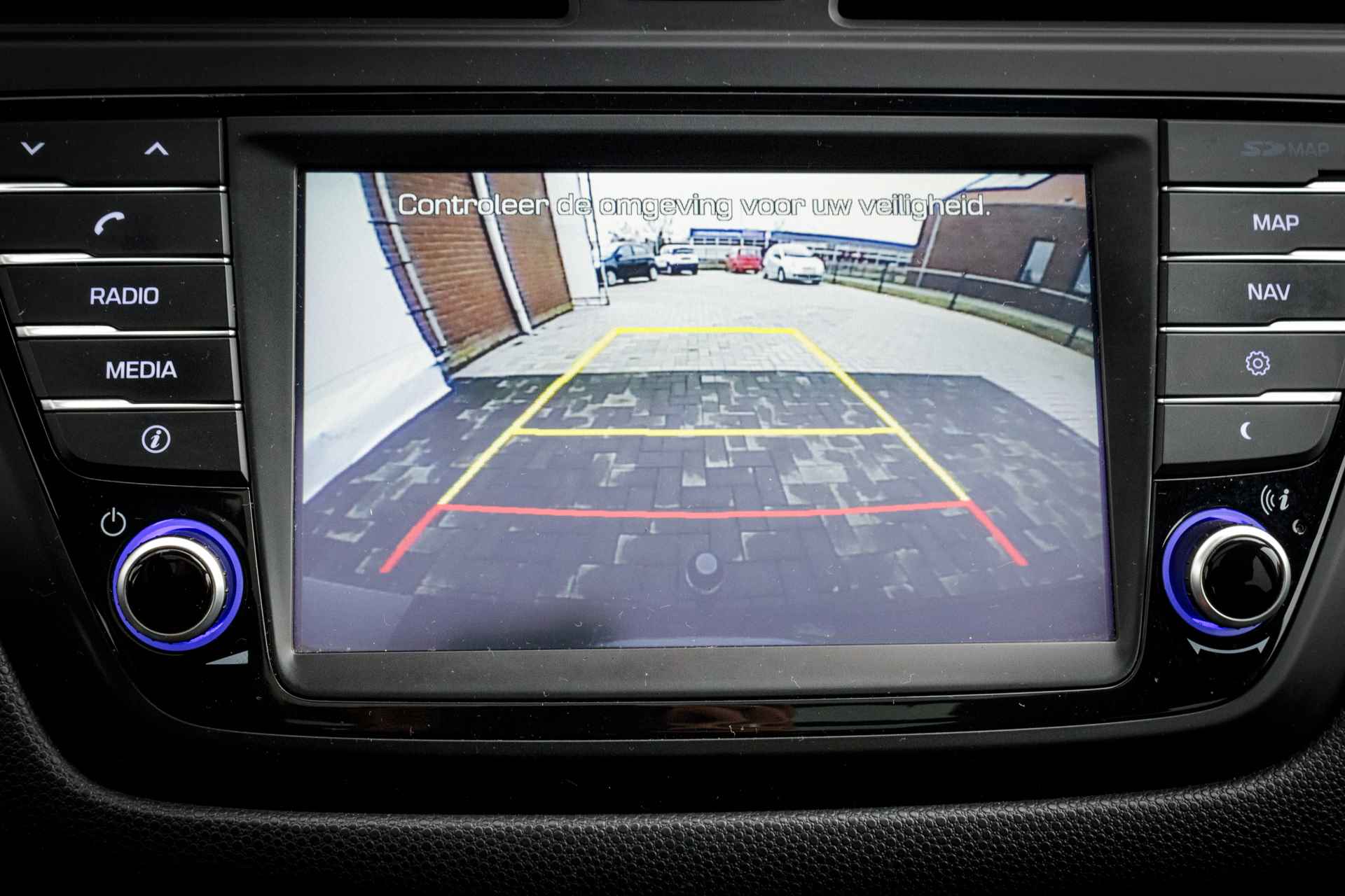 Hyundai i20 1.2 85 PK HP i-Motion Premium Panorama dak RIJKLAAR | Navi | 16 INCH LMV  | PDC  | Navigatie | Airco | - 32/33