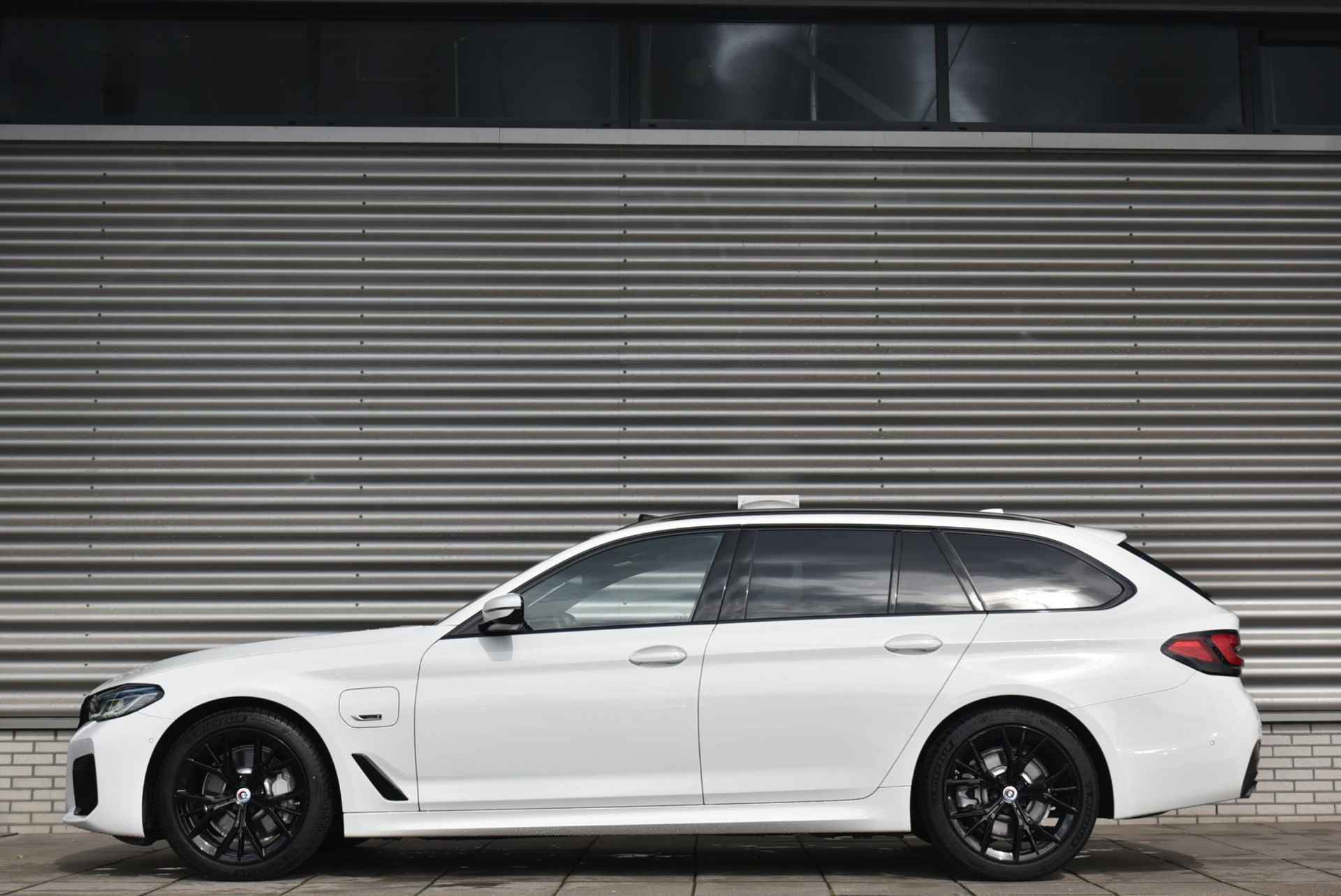 BMW 5 Serie Touring 530e xDrive High Executive / M Sport / Driving Assistant Professional / Panoramadak - 2/30