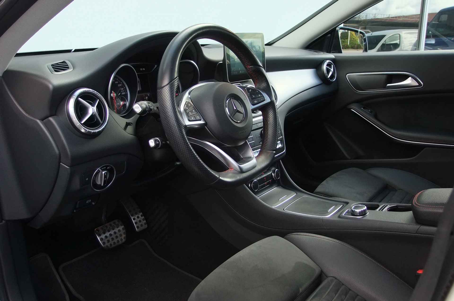 Mercedes-Benz CLA-Klasse Shooting Brake 180 Ambition/ AMG/ Memory/ Panoramadak/ Trekhaak af-fabriek/ Night-pakket/ LED/ Camera - 17/30