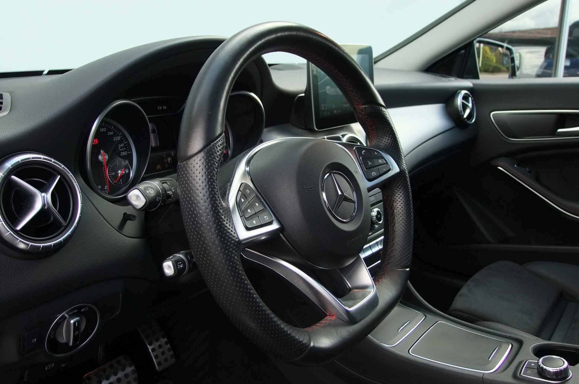 Mercedes-Benz CLA-Klasse Shooting Brake 180 Ambition/ AMG/ Memory/ Panoramadak/ Trekhaak af-fabriek/ Night-pakket/ LED/ Camera - 19/30
